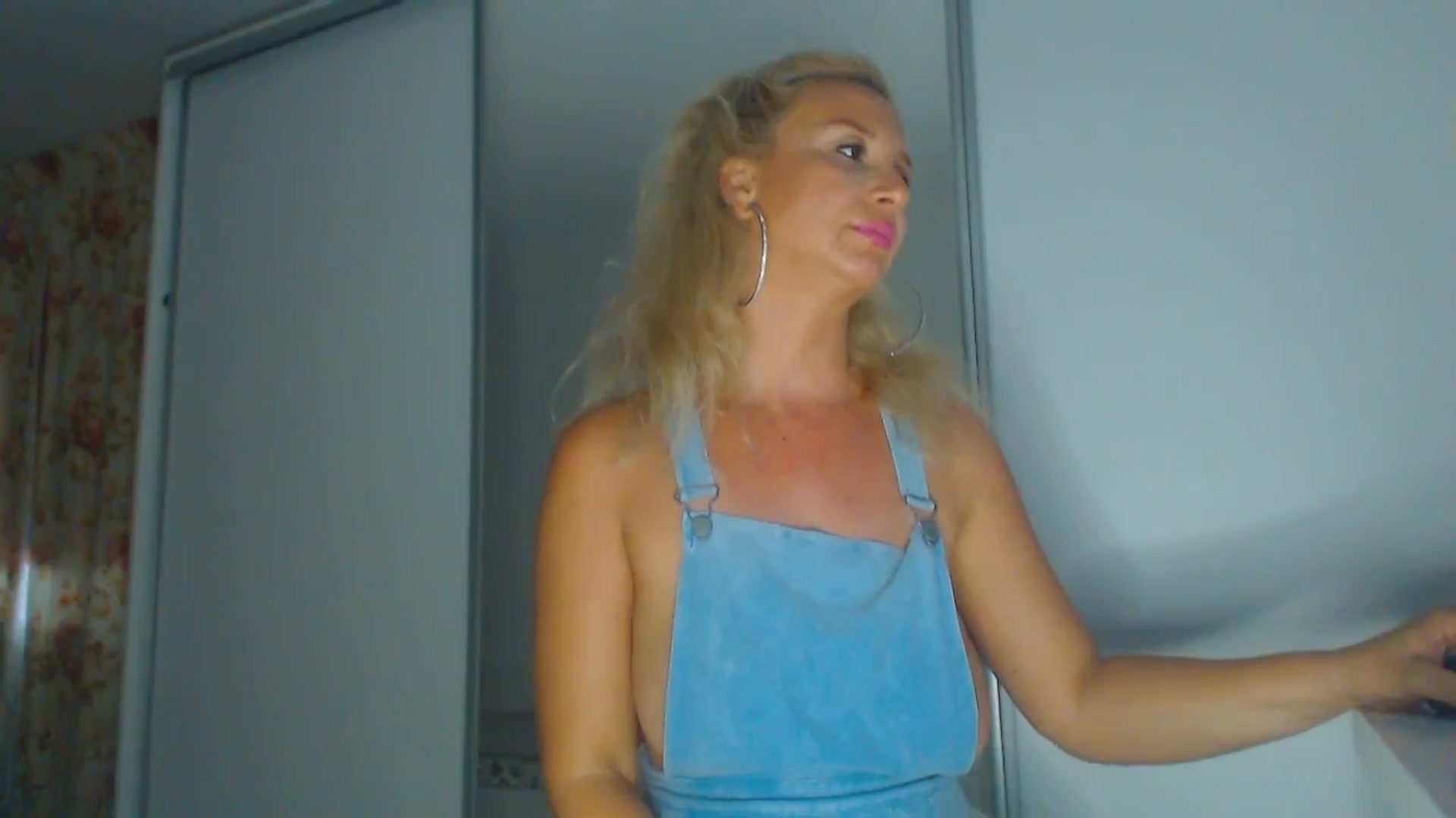 Gallery image thumbnail from Merlyn4u's myfreecams stream on, 07/17/2025, 14:30 image 18 of 20