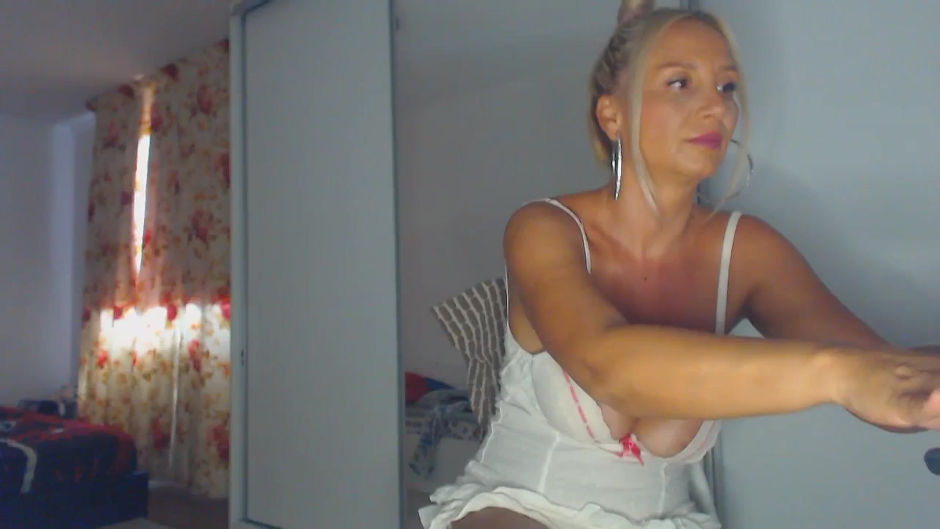 Gallery image thumbnail from Merlyn4u's myfreecams stream on, 08/22/2025, 13:15 image 8 of 20