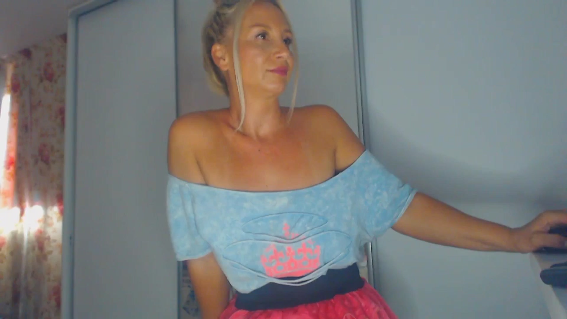 Gallery image thumbnail from Merlyn4u's myfreecams stream on, 08/22/2025, 14:31 image 11 of 20