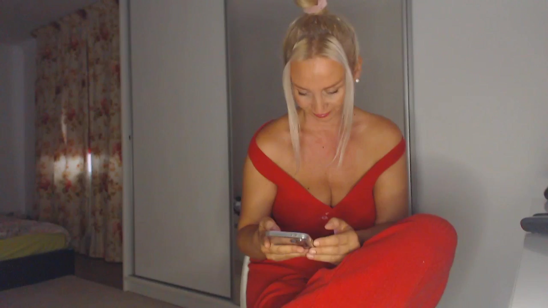 Gallery image thumbnail from Merlyn4u's myfreecams stream on, 09/12/2025, 14:17 image 12 of 20