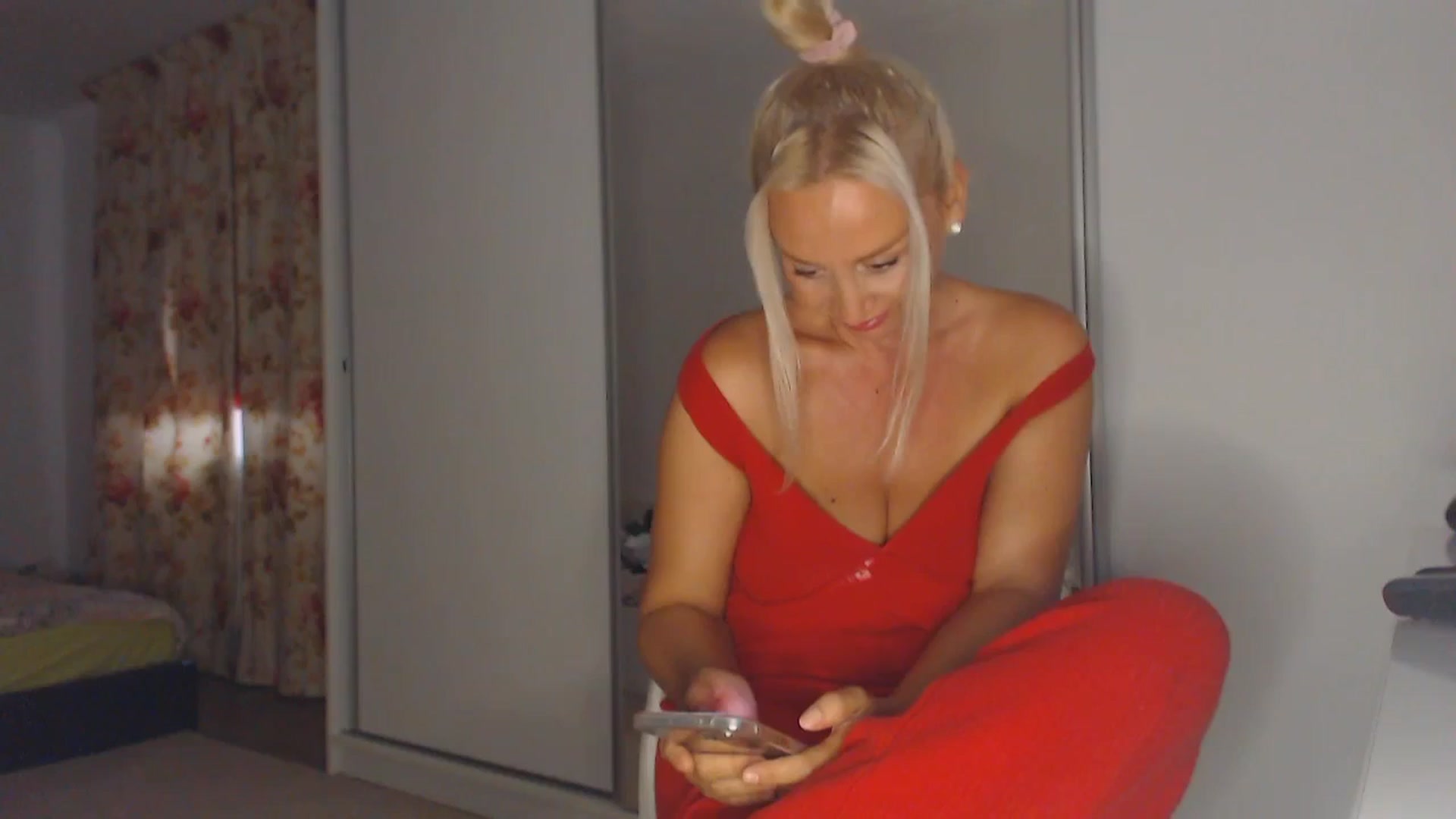 Gallery image thumbnail from Merlyn4u's myfreecams stream on, 09/12/2025, 14:17 image 13 of 20