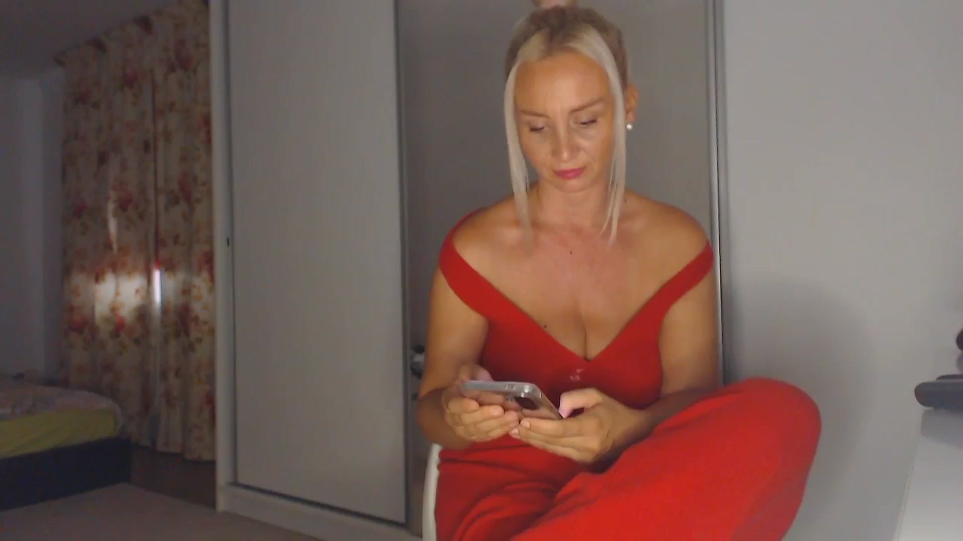 Gallery image thumbnail from Merlyn4u's myfreecams stream on, 09/12/2025, 14:17 image 11 of 20