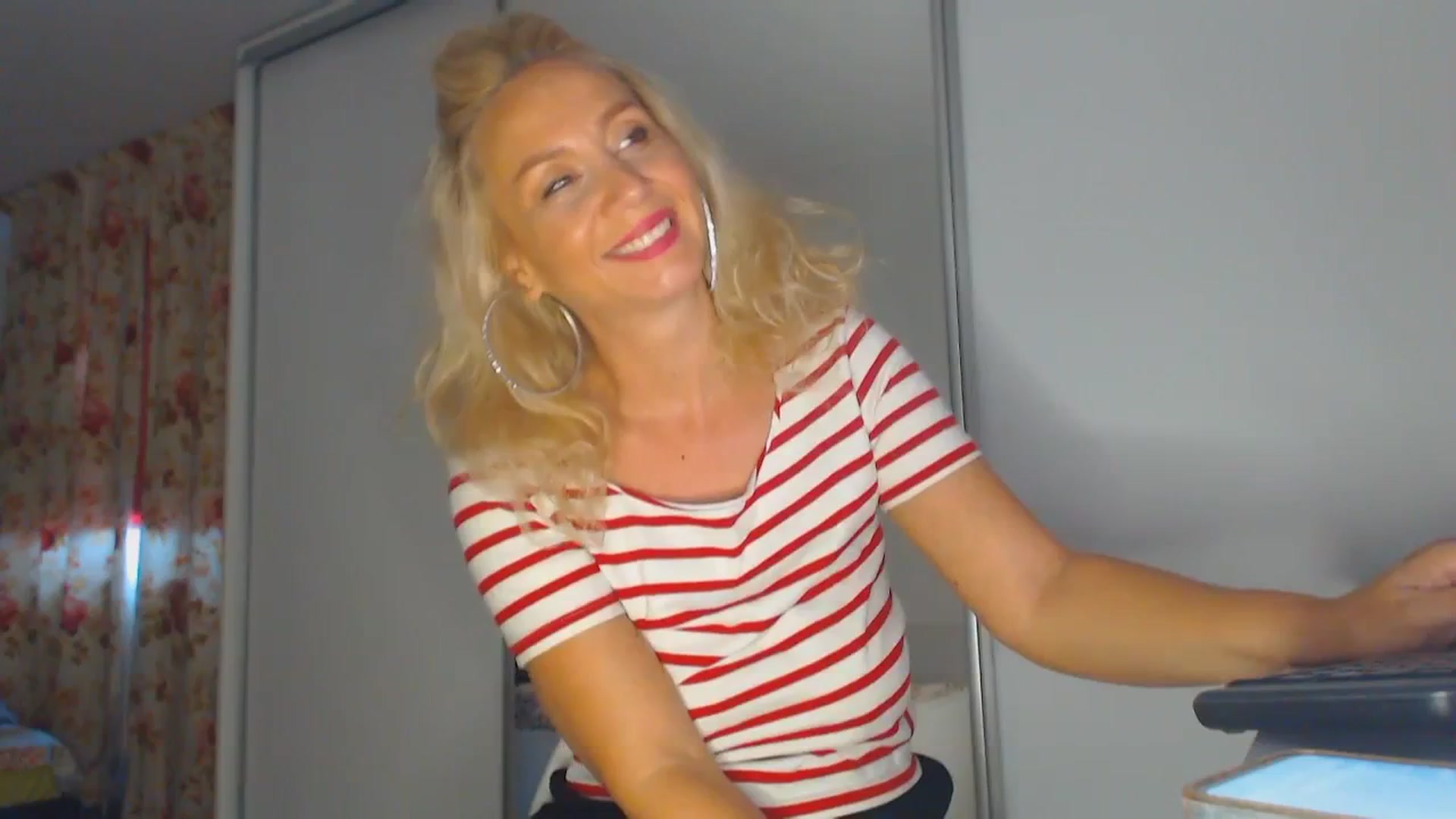 Gallery image thumbnail from Merlyn4u's myfreecams stream on, 09/19/2025, 10:22 image 2 of 20