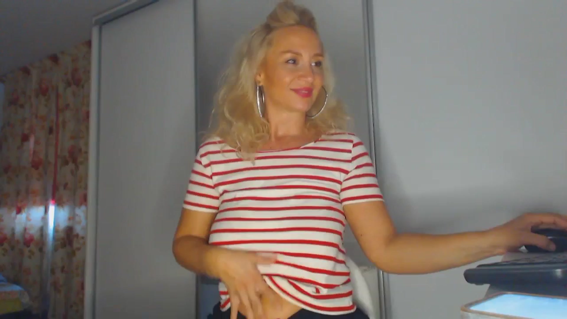 Gallery image thumbnail from Merlyn4u's myfreecams stream on, 09/19/2025, 10:22 image 3 of 20