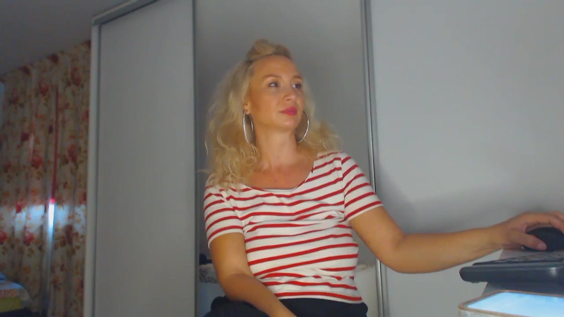 Gallery image thumbnail from Merlyn4u's myfreecams stream on, 09/19/2025, 10:22 image 1 of 20