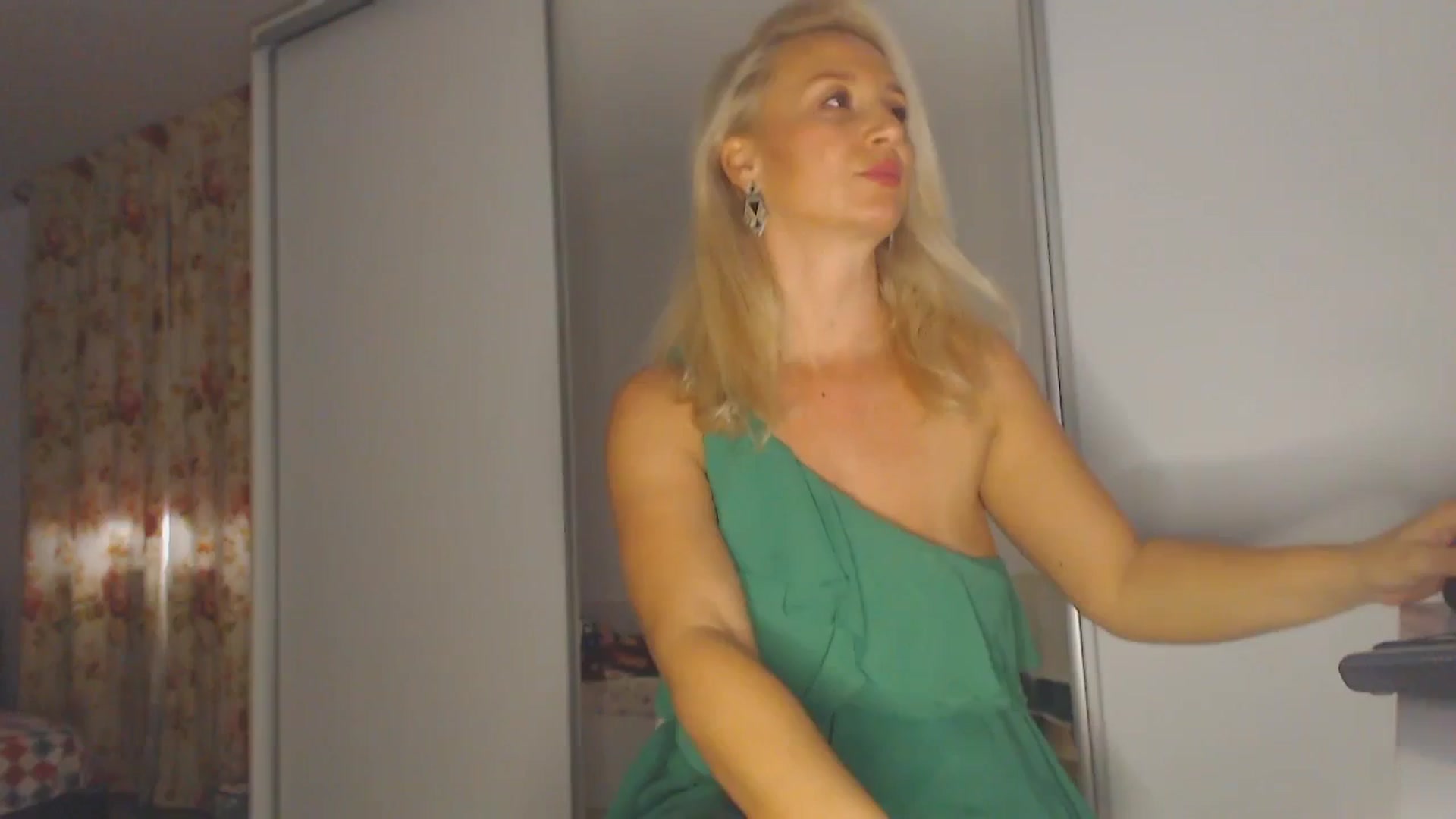Gallery image thumbnail from Merlyn4u's myfreecams stream on, 10/04/2025, 13:09 image 2 of 20