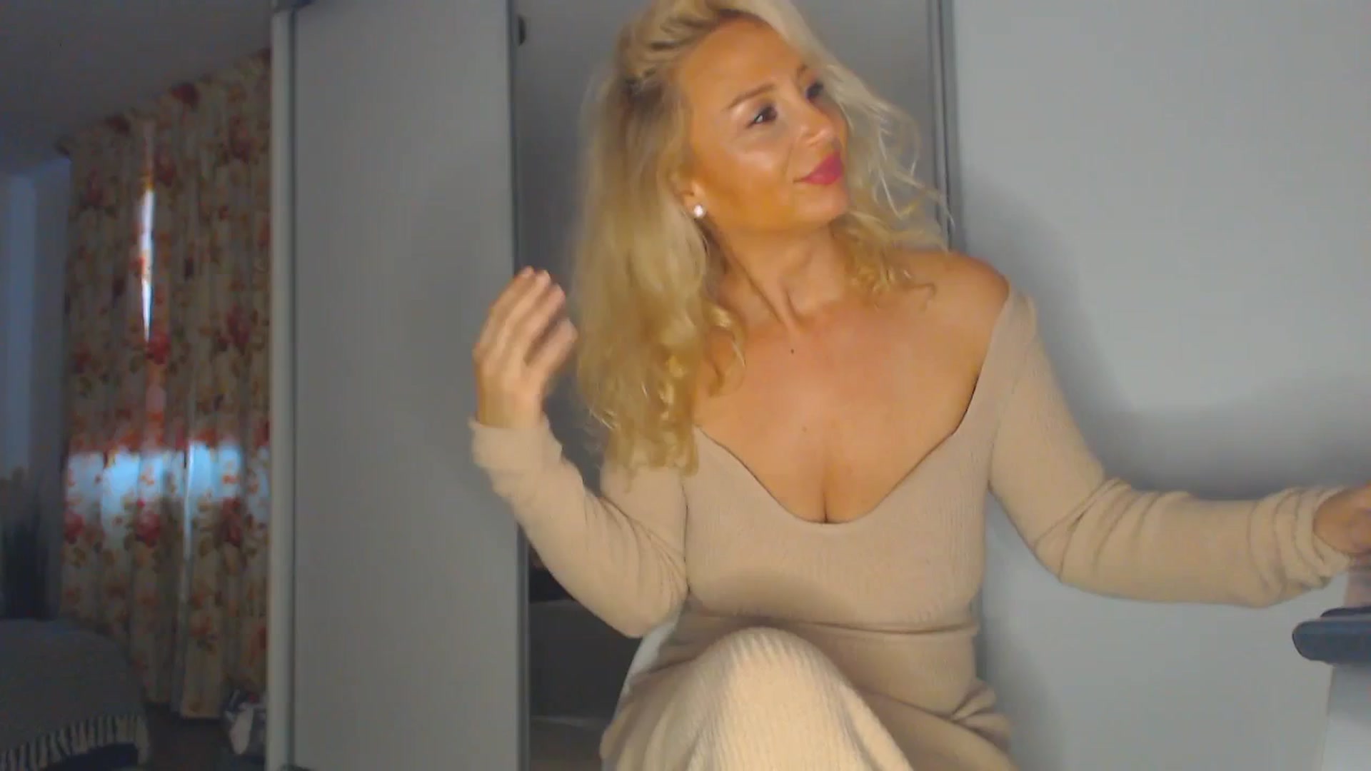Gallery image thumbnail from Merlyn4u's myfreecams stream on, 10/25/2025, 10:52 image 14 of 20