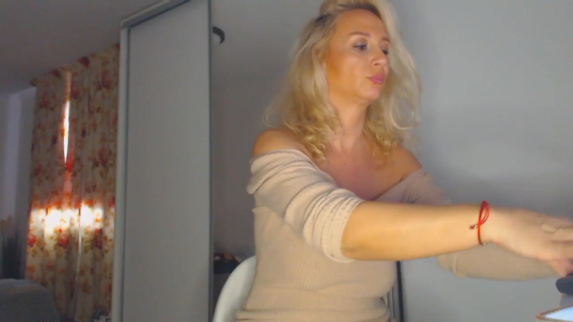 Gallery image thumbnail from Merlyn4u's myfreecams stream on, 10/25/2025, 12:41 image 3 of 20