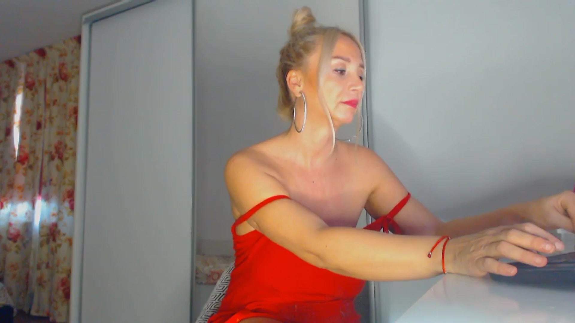 Gallery image thumbnail from Merlyn4u's myfreecams stream on, 11/24/2025, 13:14 image 10 of 20