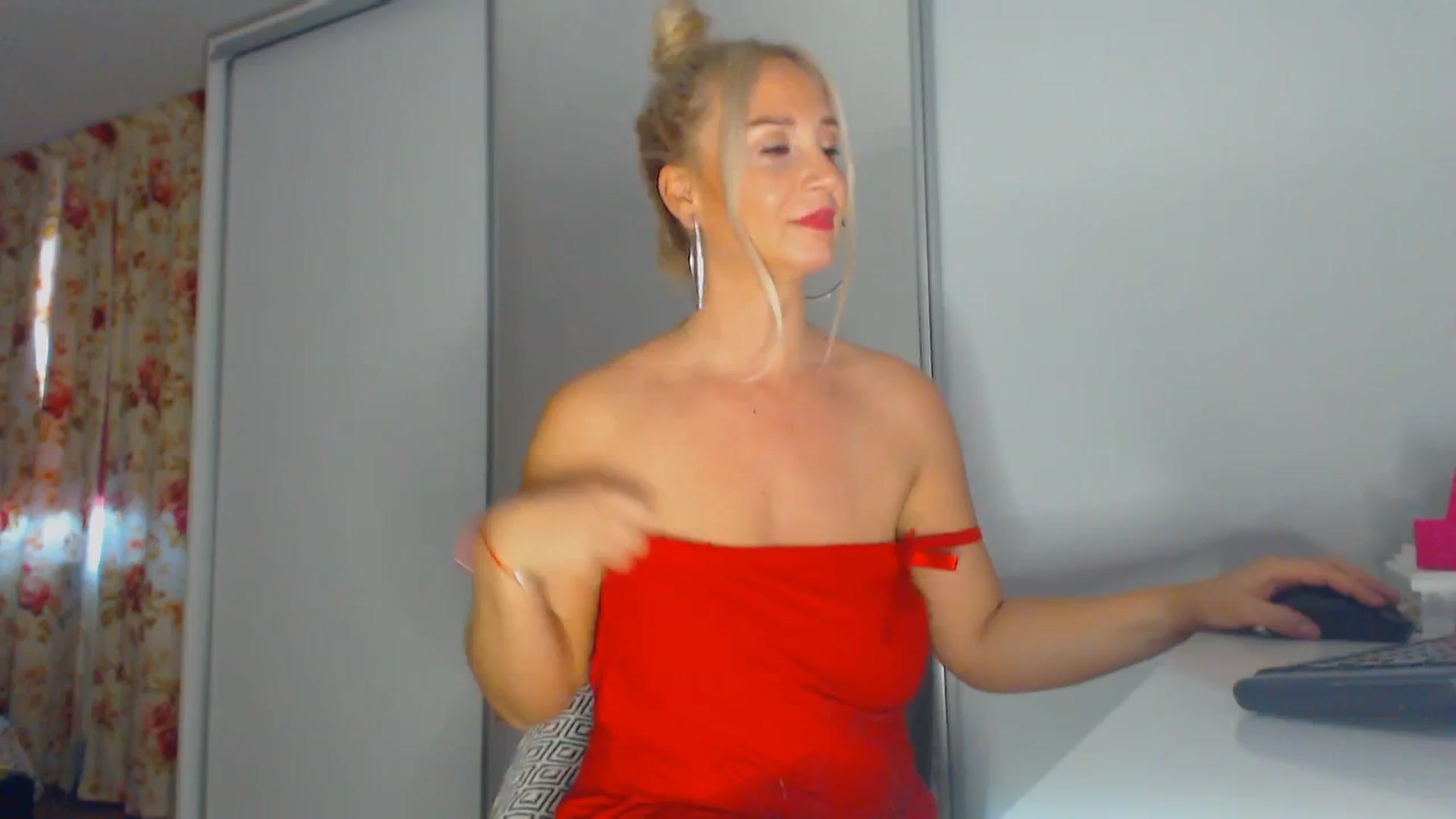 Gallery image thumbnail from Merlyn4u's myfreecams stream on, 11/24/2025, 13:14 image 8 of 20