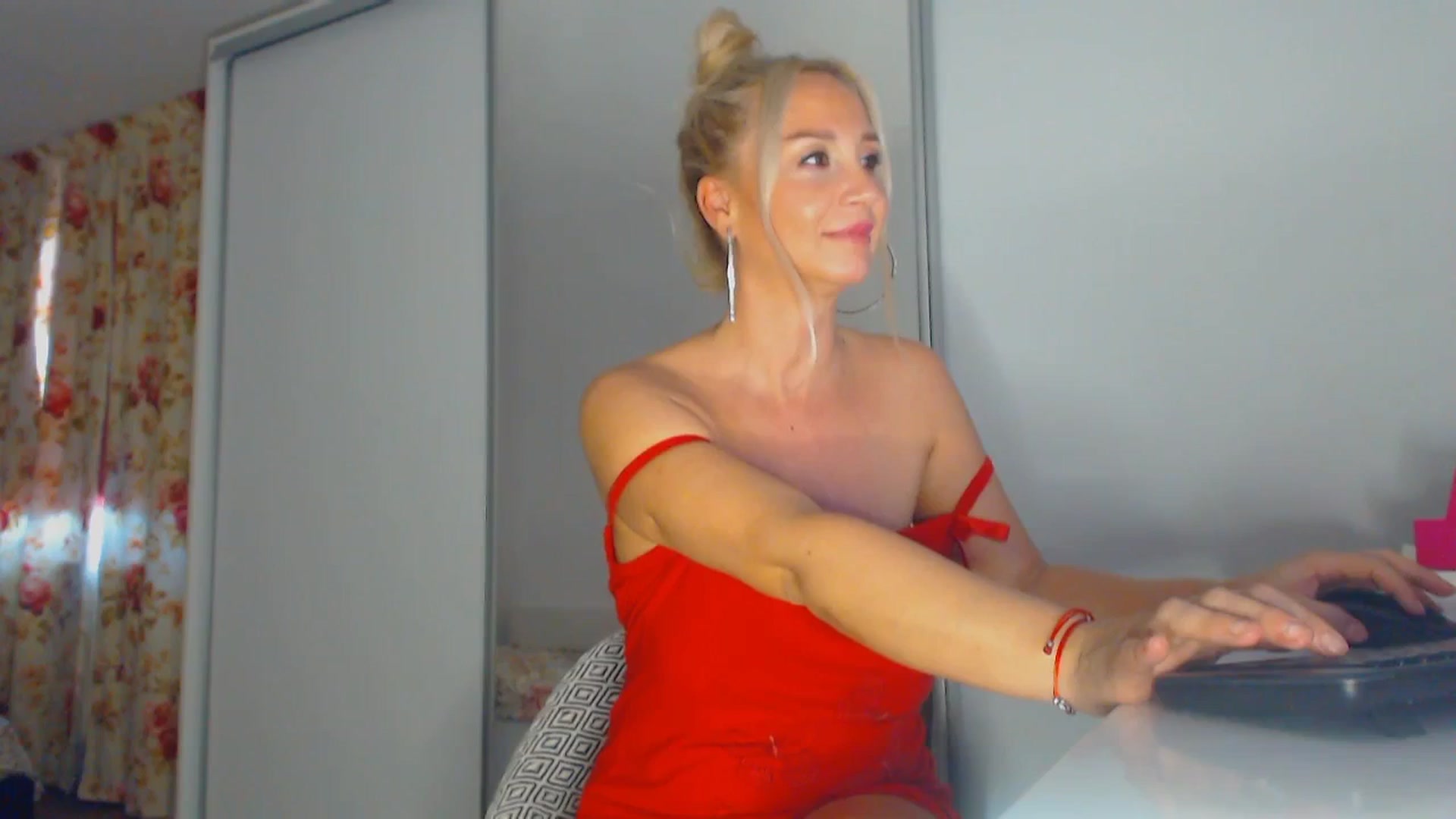 Gallery image thumbnail from Merlyn4u's myfreecams stream on, 11/24/2025, 13:14 image 2 of 20