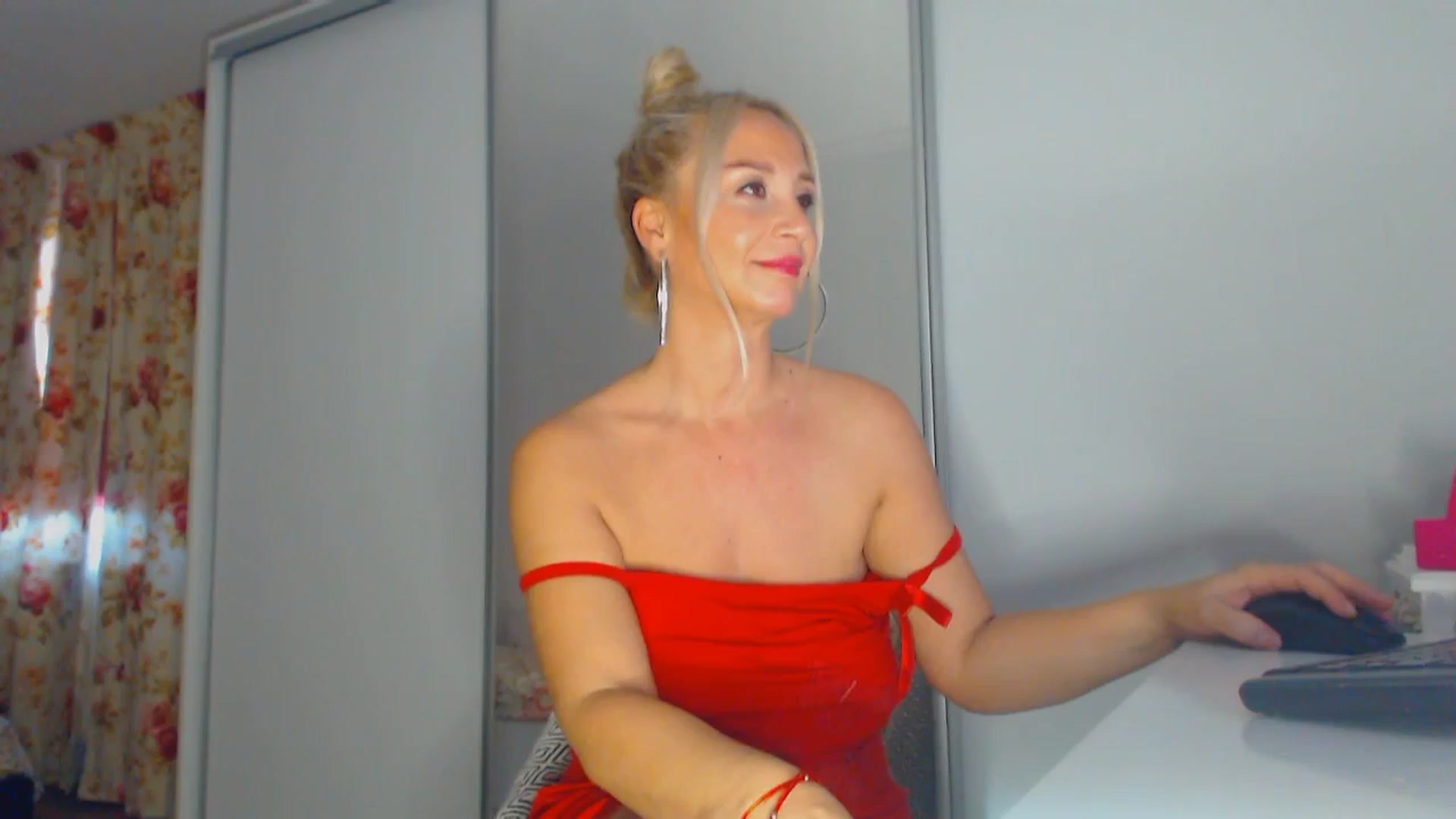 Gallery image thumbnail from Merlyn4u's myfreecams stream on, 11/24/2025, 13:14 image 11 of 20