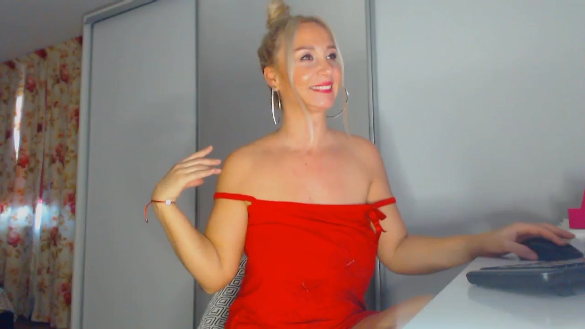 Gallery image thumbnail from Merlyn4u's myfreecams stream on, 11/24/2025, 13:14 image 3 of 20