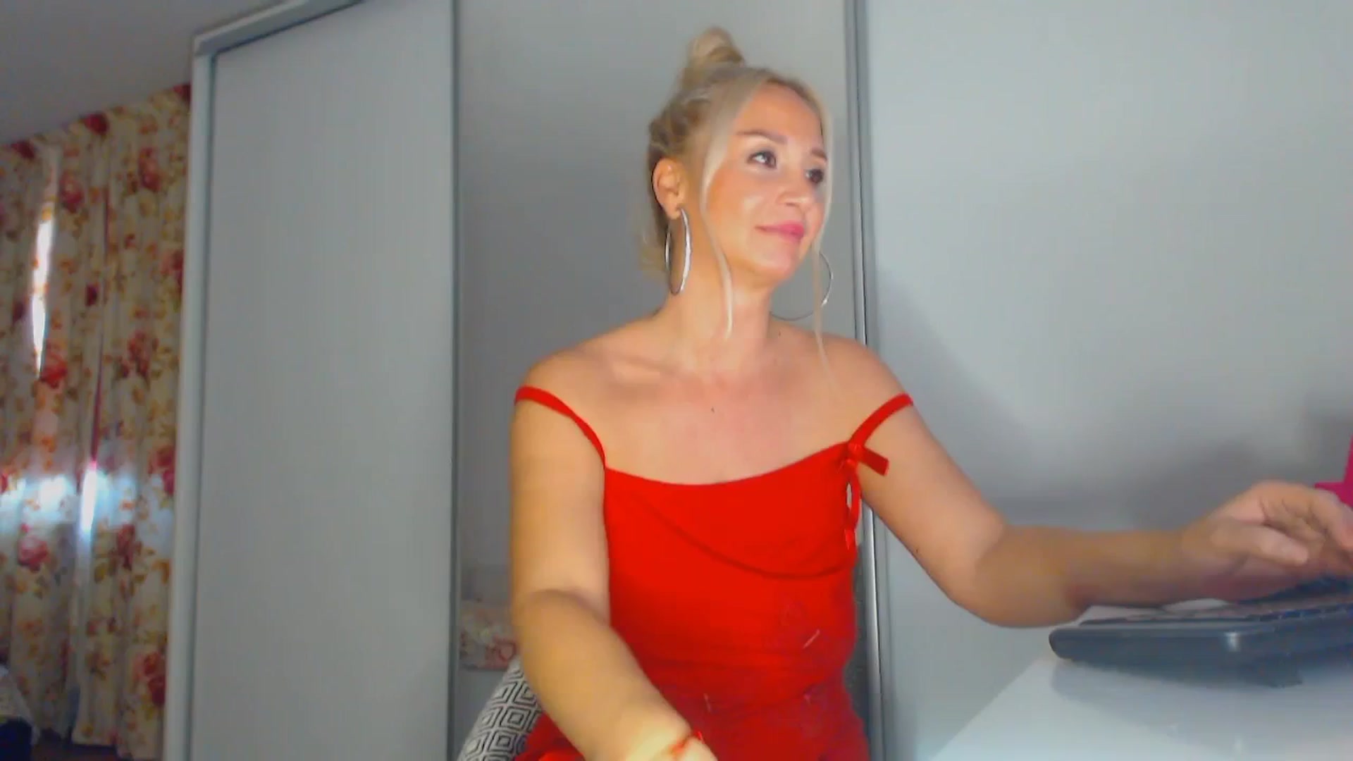 Gallery image thumbnail from Merlyn4u's myfreecams stream on, 11/24/2025, 13:14 image 1 of 20