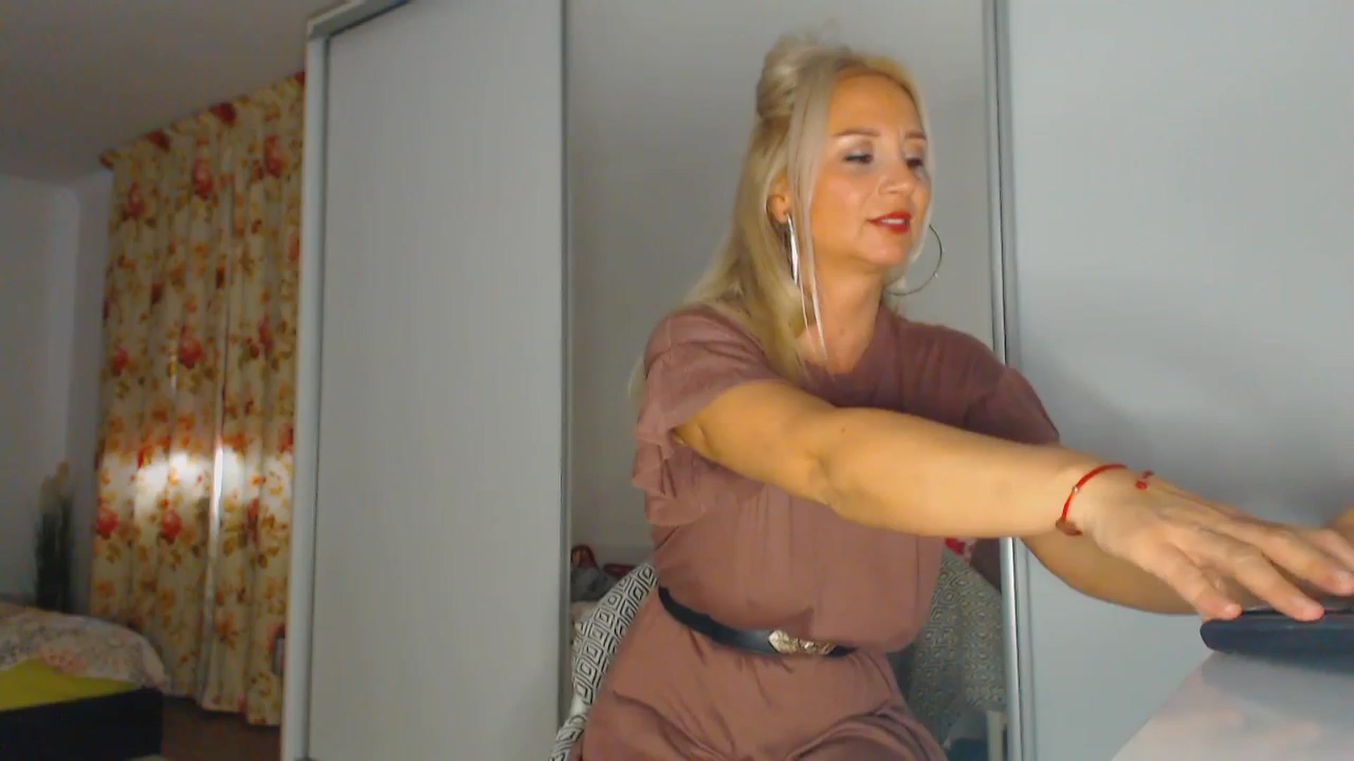 Gallery image thumbnail from Merlyn4u's myfreecams stream on, 11/30/2025, 13:30 image 2 of 20