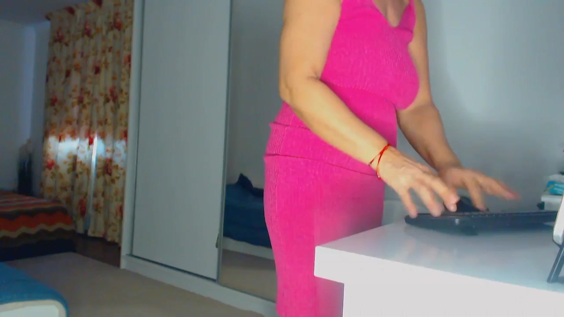 Gallery image thumbnail from Merlyn4u's myfreecams stream on, 12/28/2025, 15:17 image 1 of 20