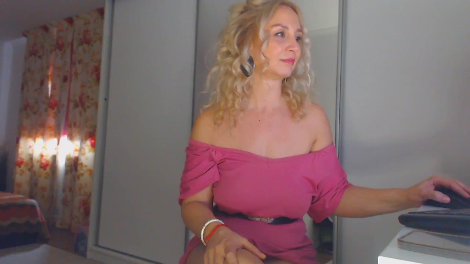 Gallery image thumbnail from Merlyn4u's myfreecams stream on, 02/01/2026, 15:05 image 4 of 20