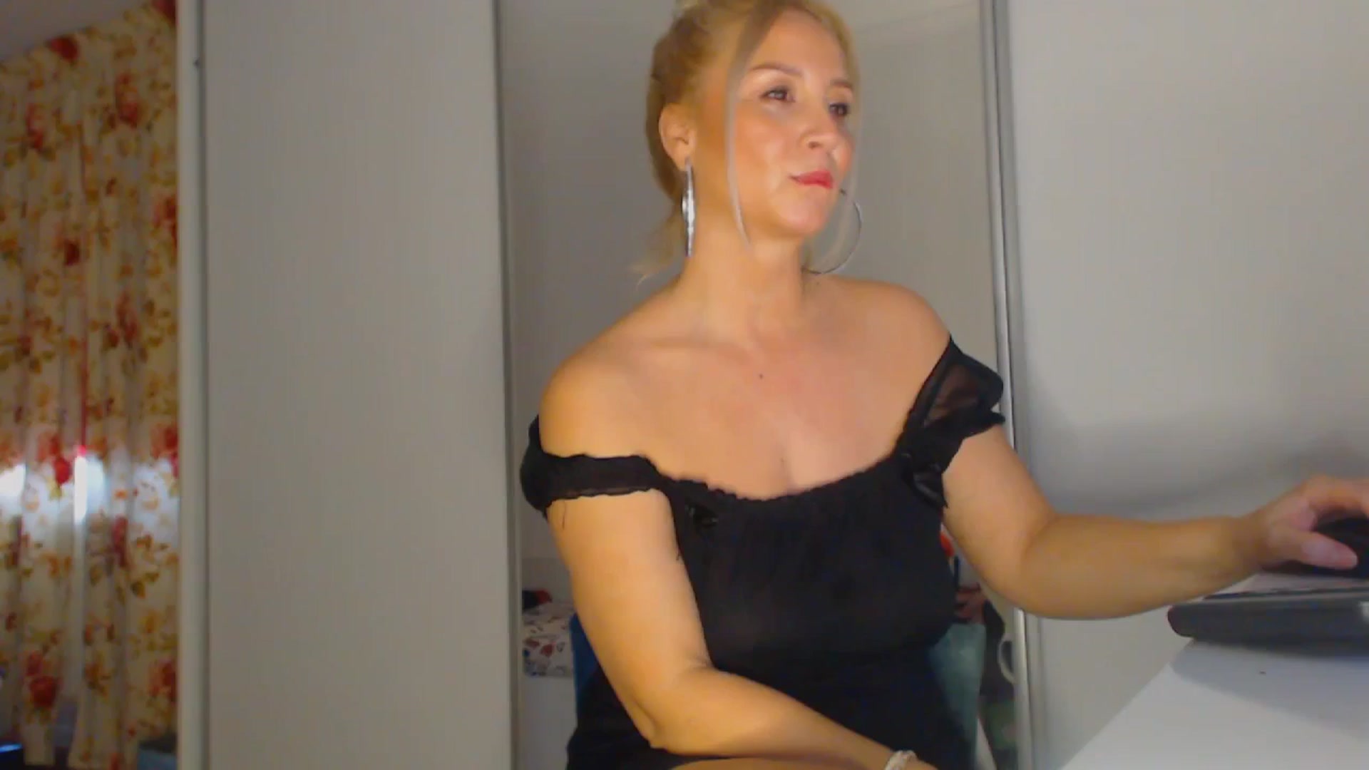Gallery image thumbnail from Merlyn4u's myfreecams stream on, 04/05/2026, 12:59 image 5 of 20