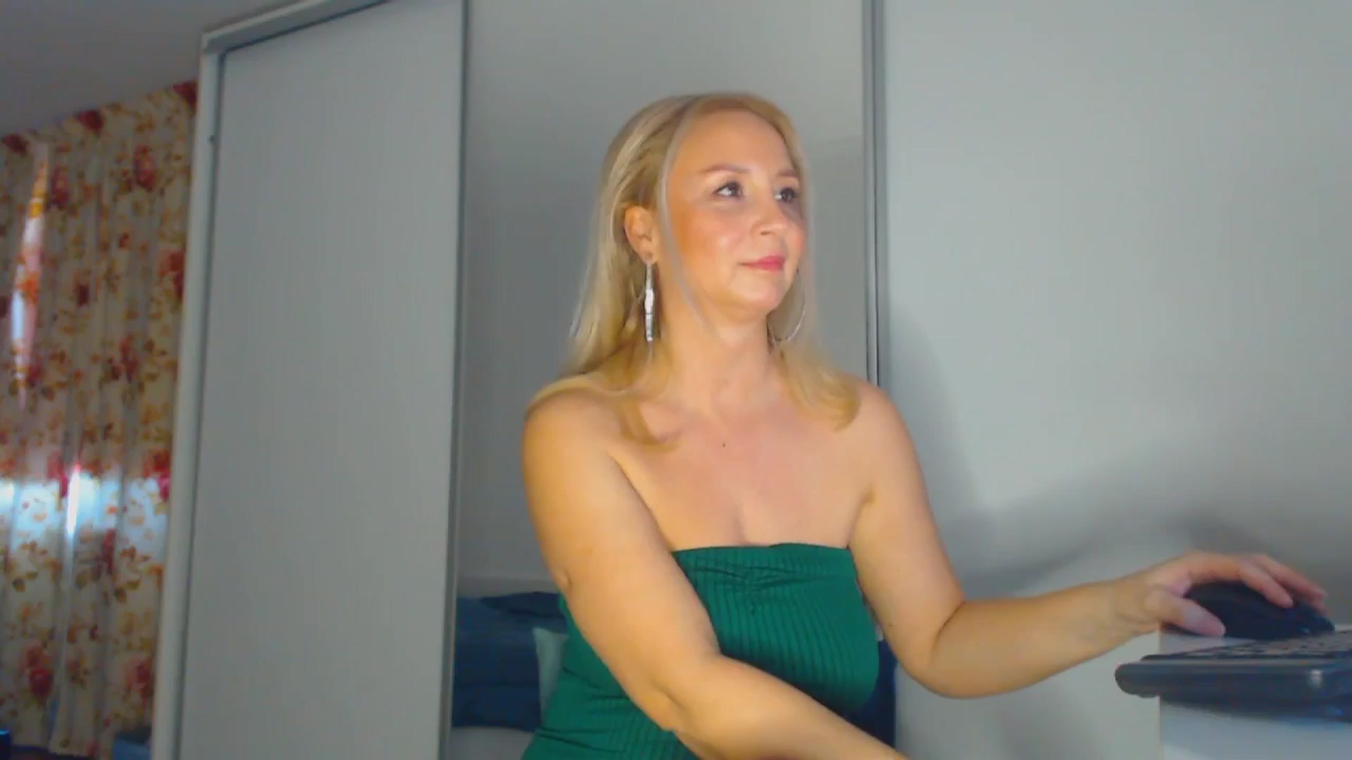Gallery image thumbnail from Merlyn4u's myfreecams stream on, 04/06/2026, 12:06 image 12 of 20