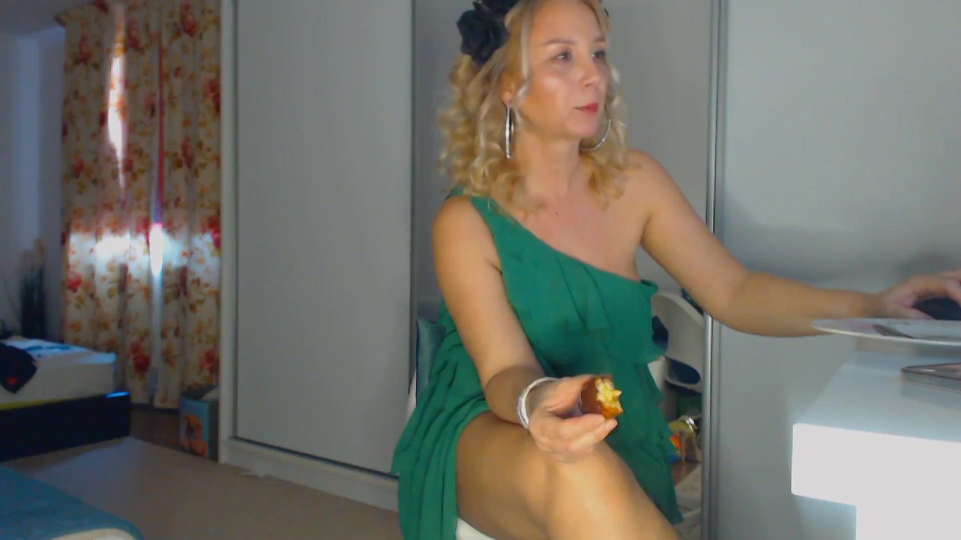 Gallery image thumbnail from Merlyn4u's myfreecams stream on, 04/07/2026, 13:30 image 4 of 20