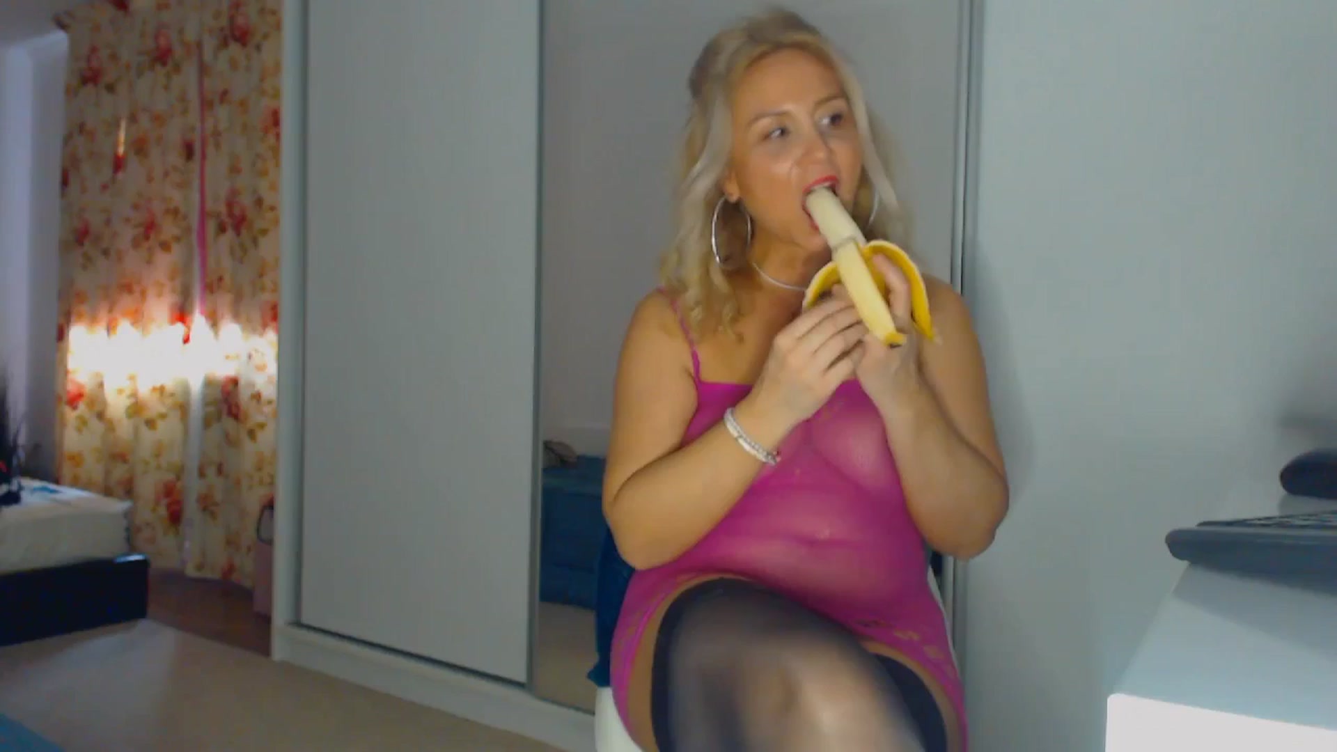 Gallery image thumbnail from Merlyn4u's myfreecams stream on, 04/11/2026, 14:00 image 12 of 20