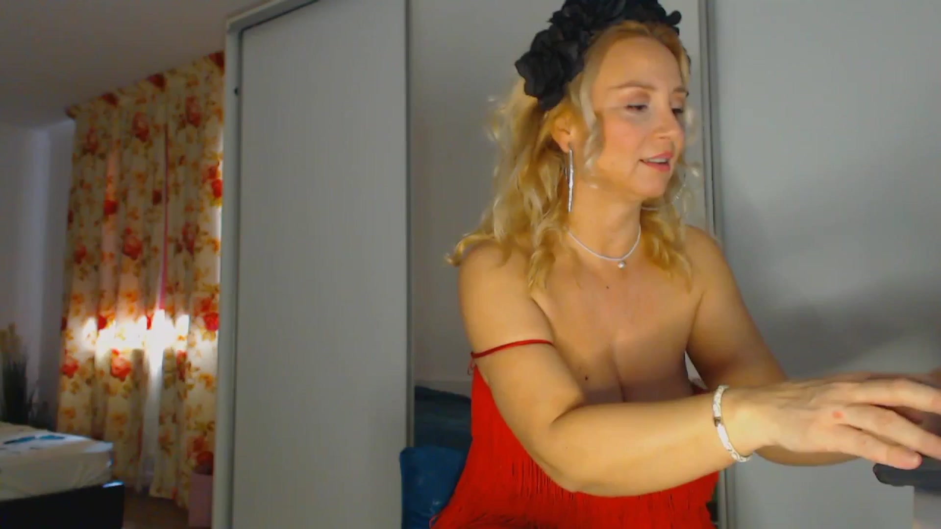 Gallery image thumbnail from Merlyn4u's myfreecams stream on, 04/19/2026, 10:31 image 19 of 20