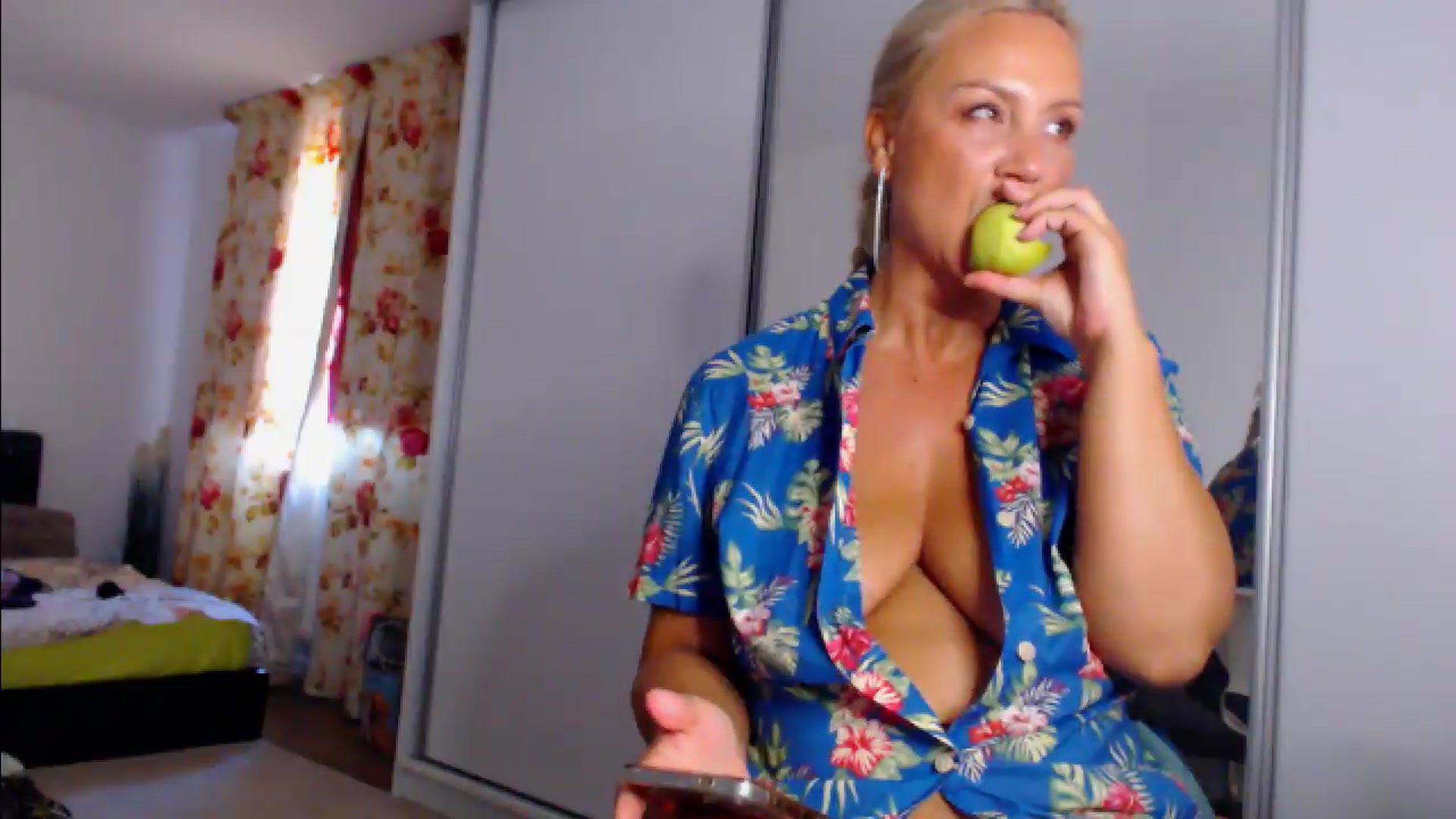 Gallery image thumbnail from Merlyn4u's myfreecams stream on, 09/05/2026, 10:48 image 19 of 20