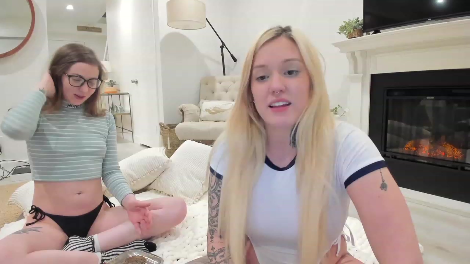 Gallery image thumbnail from Mermaidmiley's myfreecams stream on, 02/22/2023, 09:06 image 11 of 20