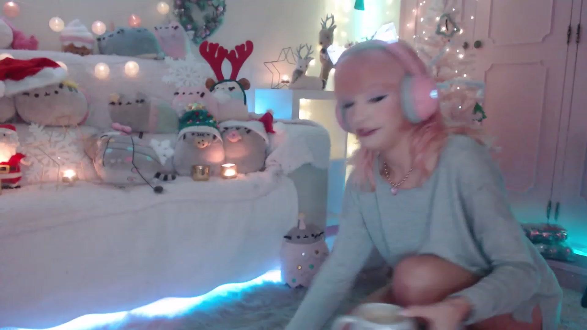 Gallery image thumbnail from MerryBishmas's myfreecams stream on, 12/27/2022, 24:13 image 19 of 20