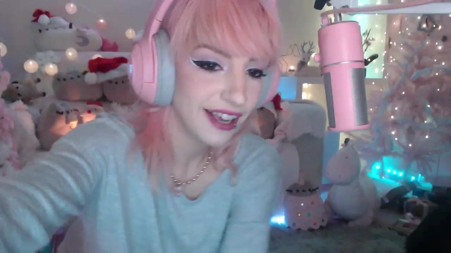 Gallery image thumbnail from MerryBishmas's myfreecams stream on, 12/27/2022, 24:13 image 18 of 20