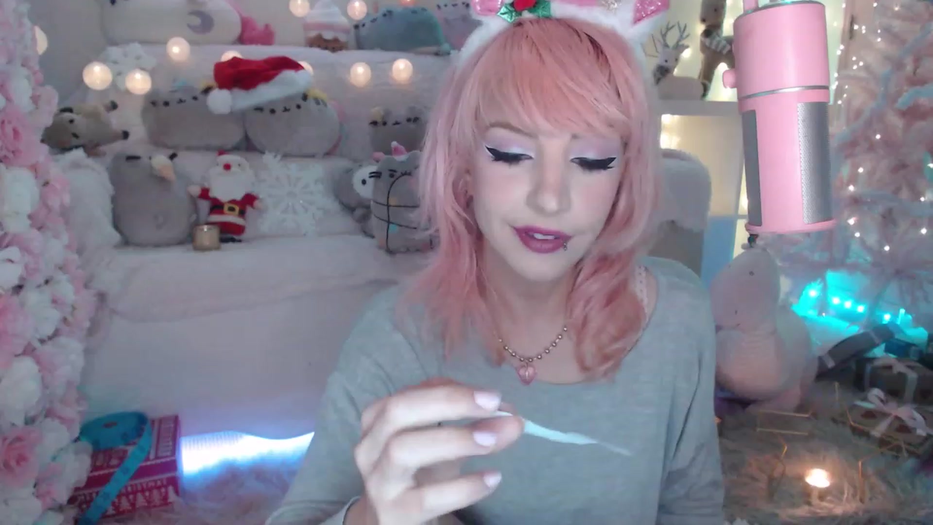 Gallery image thumbnail from MerryBishmas's myfreecams stream on, 12/27/2022, 24:13 image 9 of 20