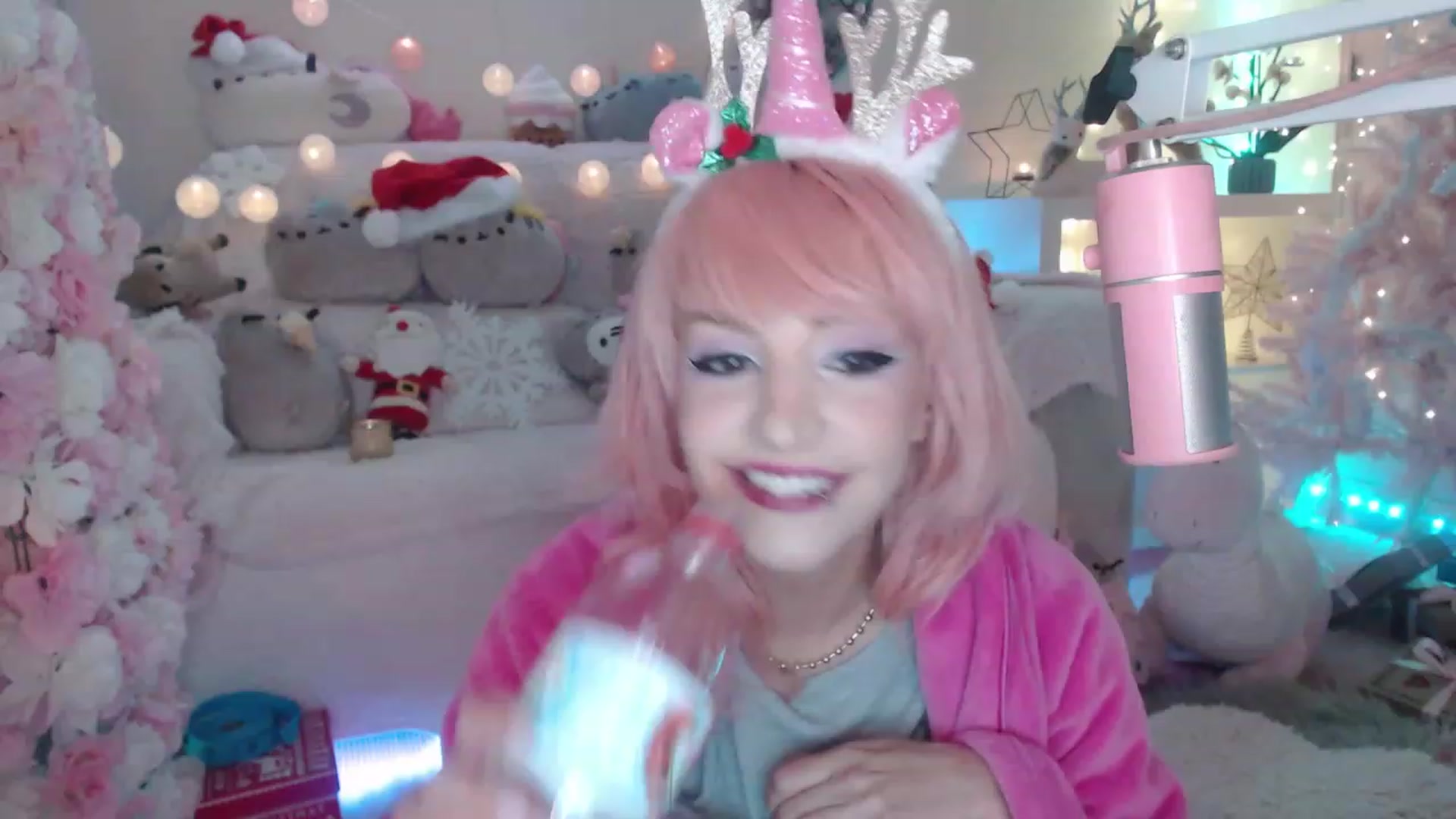 Gallery image thumbnail from MerryBishmas's myfreecams stream on, 12/27/2022, 24:13 image 6 of 20