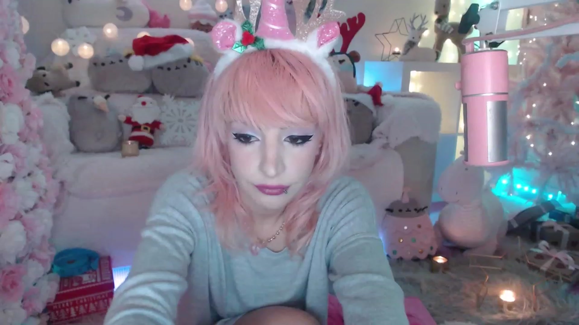 Gallery image thumbnail from MerryBishmas's myfreecams stream on, 12/27/2022, 24:13 image 7 of 20