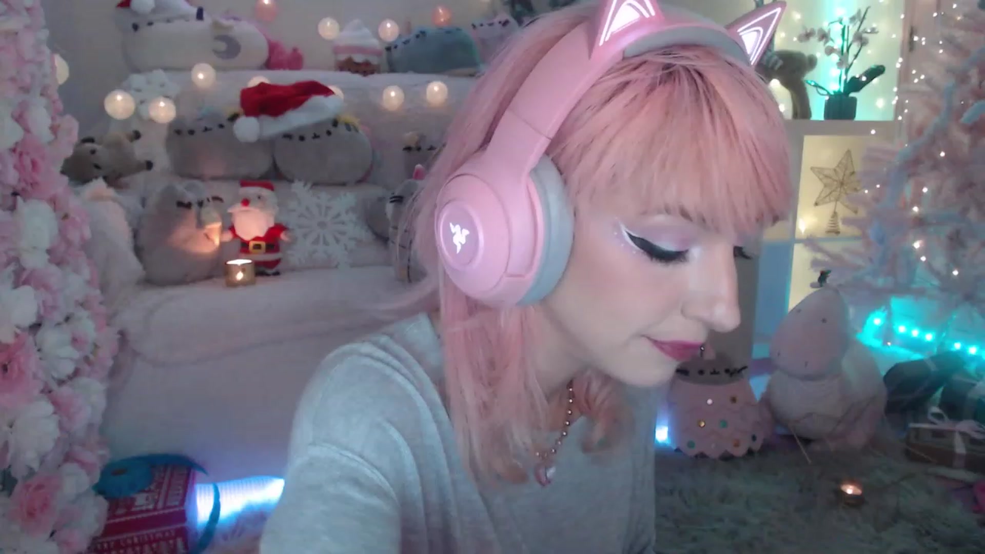 Gallery image thumbnail from MerryBishmas's myfreecams stream on, 12/27/2022, 02:10 image 18 of 20