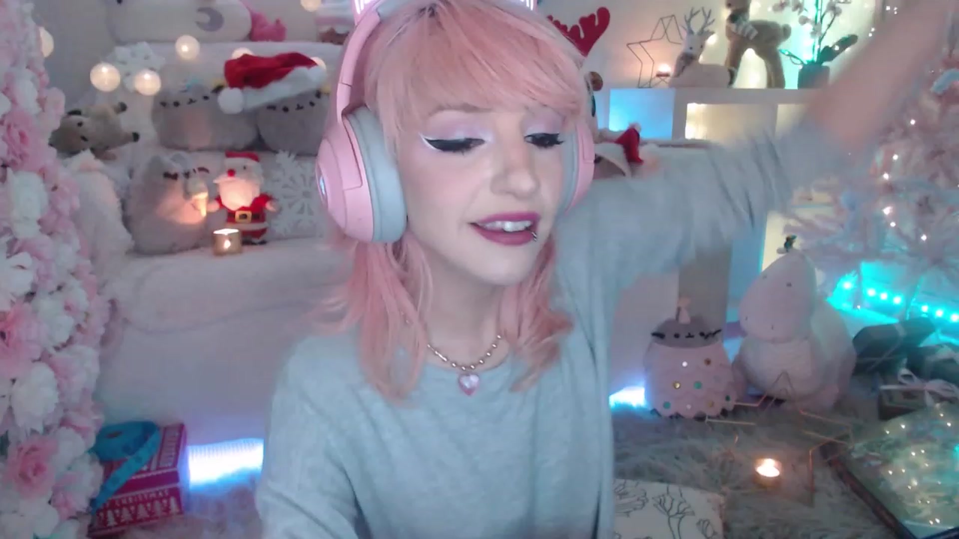 Gallery image thumbnail from MerryBishmas's myfreecams stream on, 12/27/2022, 02:10 image 2 of 20