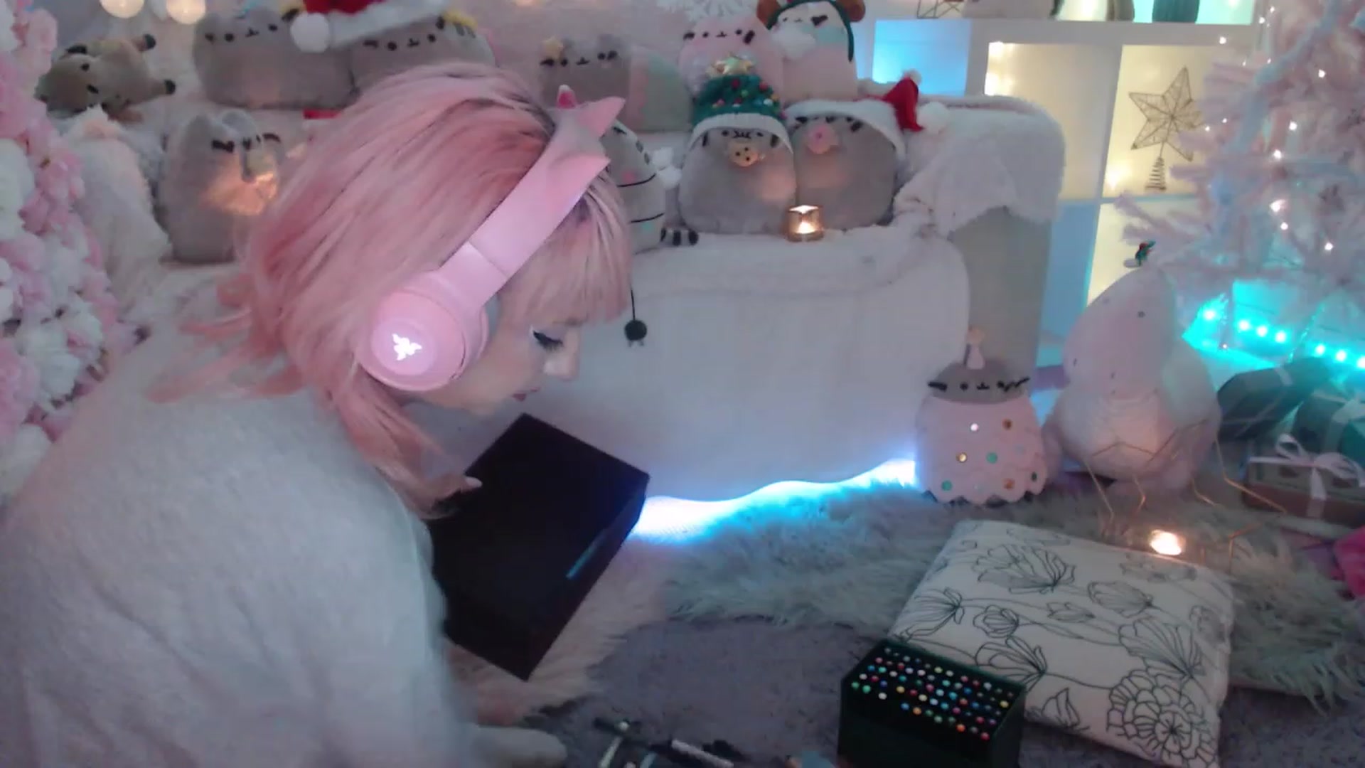 Gallery image thumbnail from MerryBishmas's myfreecams stream on, 12/27/2022, 02:10 image 12 of 20