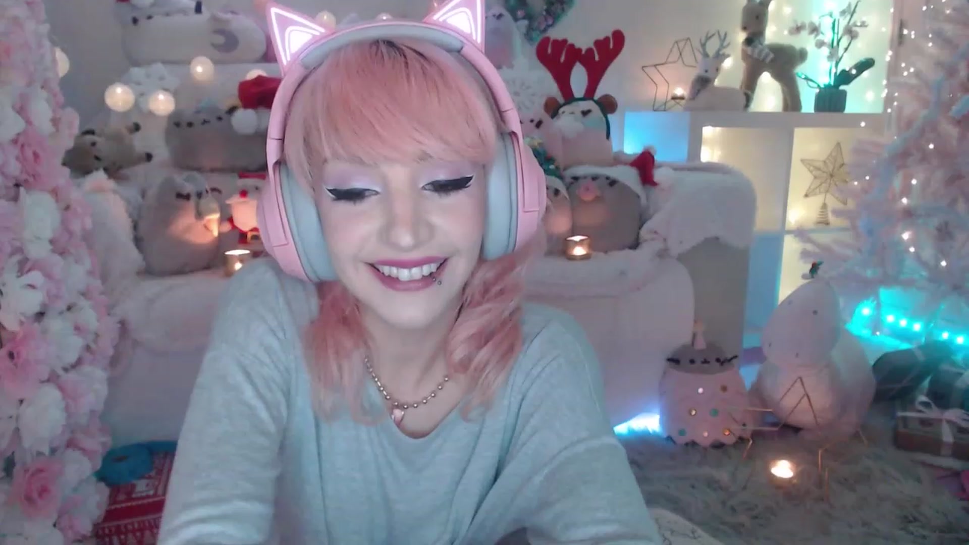 Gallery image thumbnail from MerryBishmas's myfreecams stream on, 12/27/2022, 02:10 image 10 of 20