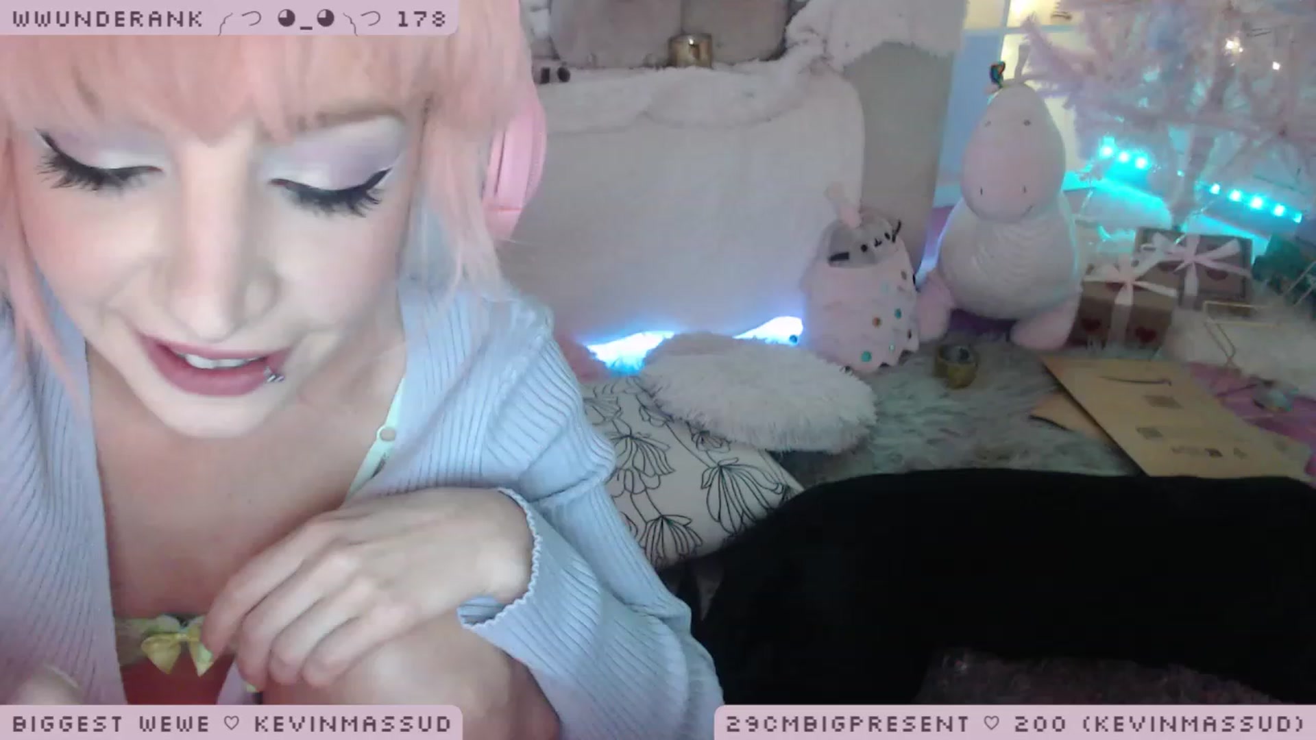 Gallery image thumbnail from MerryBishmas's myfreecams stream on, 12/29/2022, 24:45 image 2 of 20