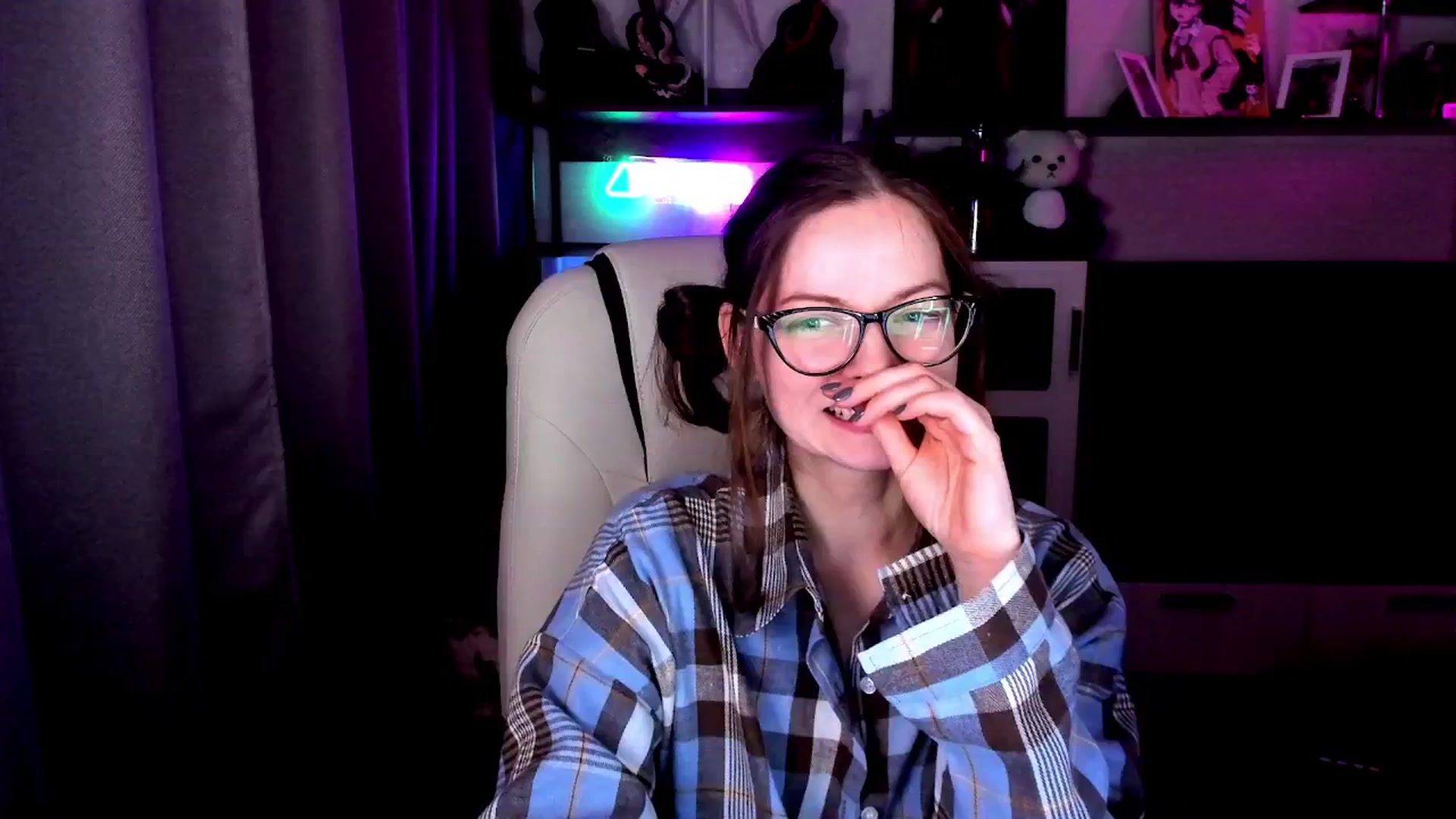 Gallery image thumbnail from MewTwo's myfreecams stream on, 10/04/2025, 23:54 image 7 of 20