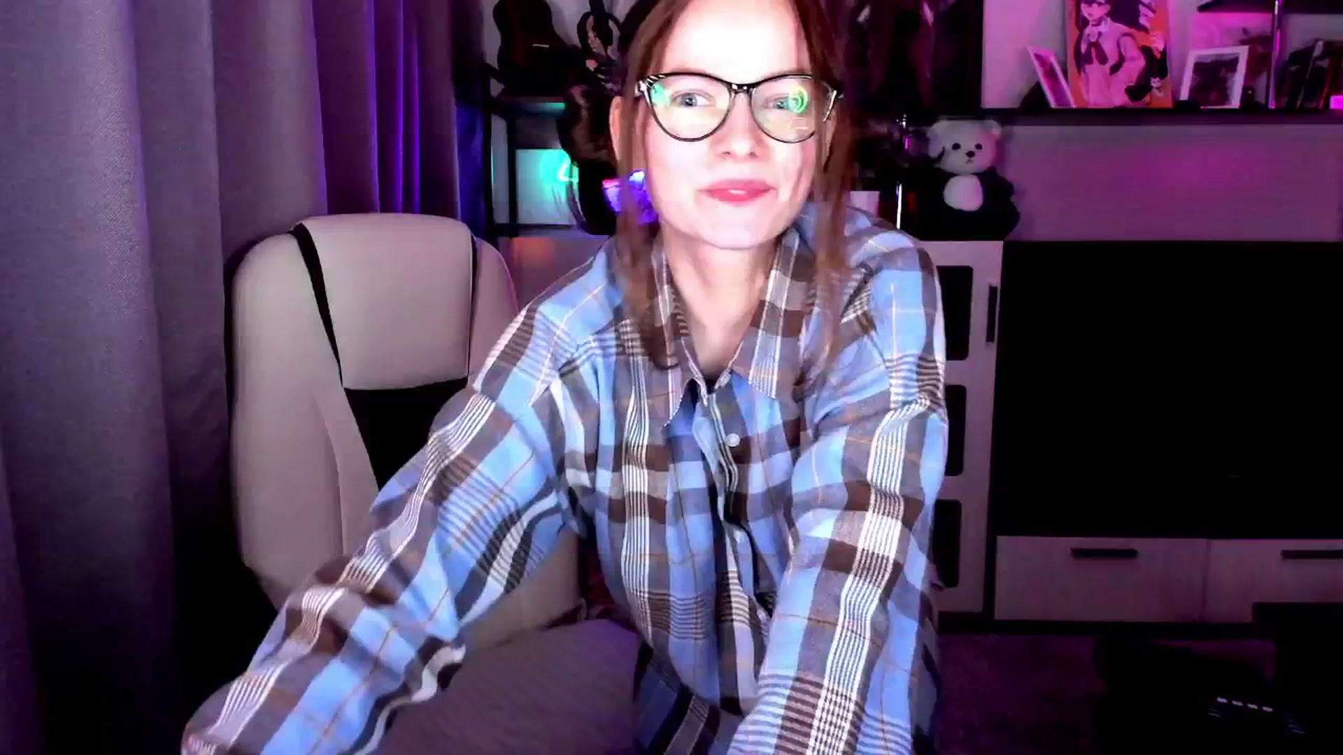Gallery image thumbnail from MewTwo's myfreecams stream on, 10/04/2025, 23:54 image 17 of 20