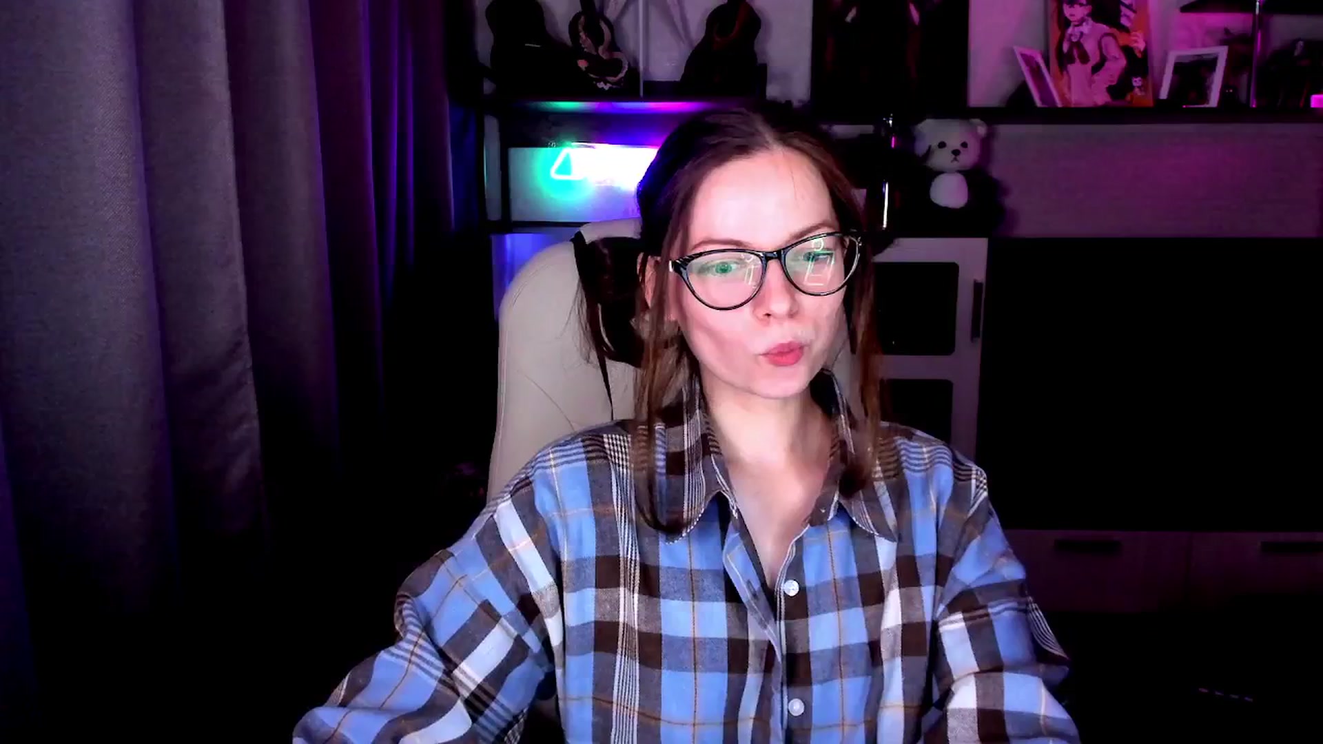 Gallery image thumbnail from MewTwo's myfreecams stream on, 10/04/2025, 23:54 image 5 of 20