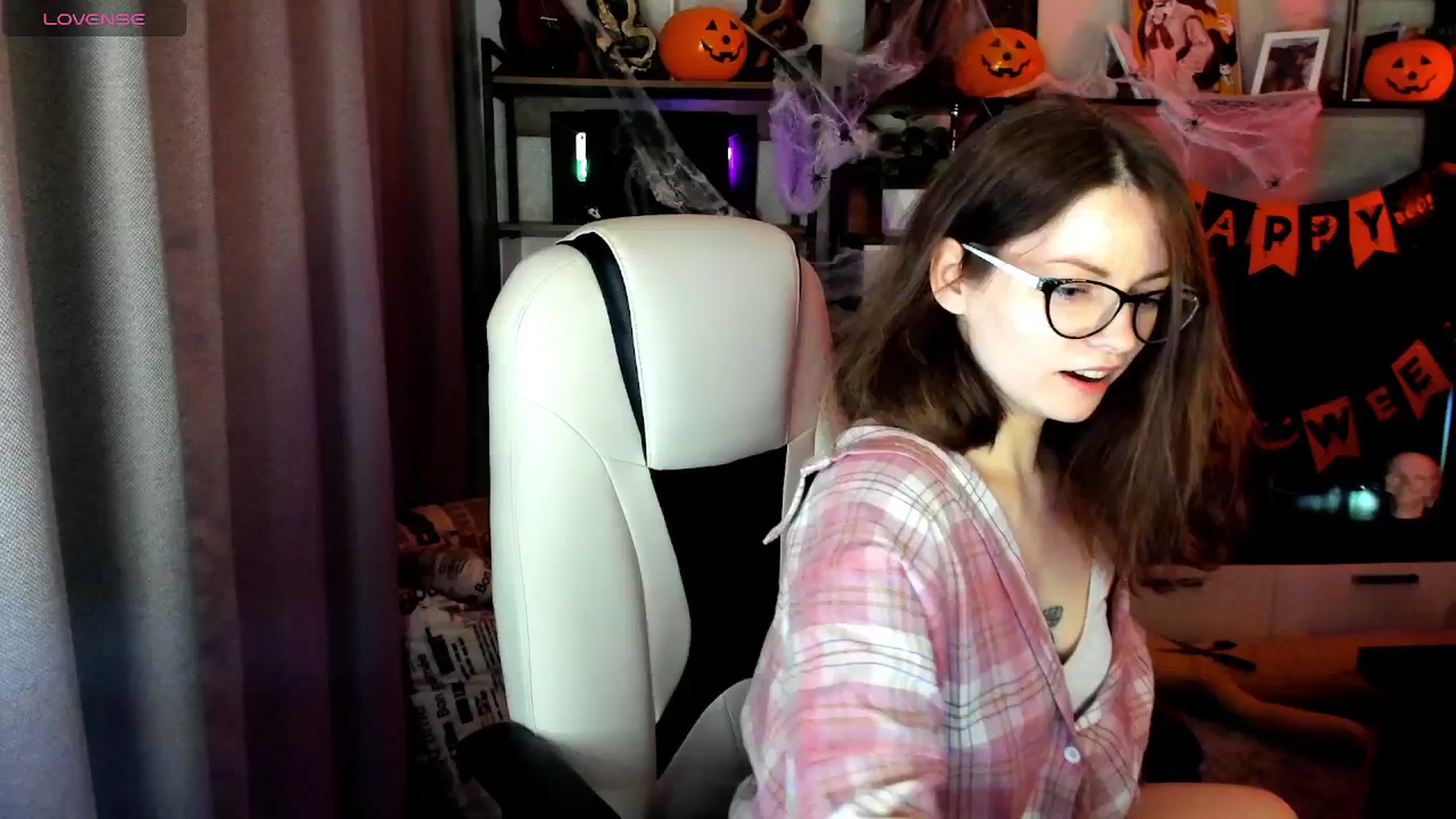 Gallery image thumbnail from MewTwo's myfreecams stream on, 10/26/2025, 24:59 image 10 of 20