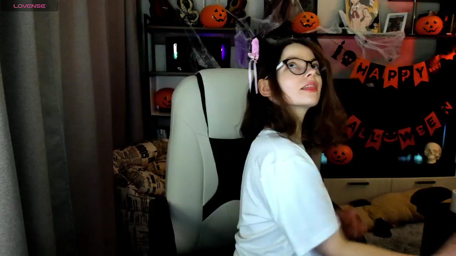 Gallery image thumbnail from MewTwo's myfreecams stream on, 10/27/2025, 24:48 image 4 of 20