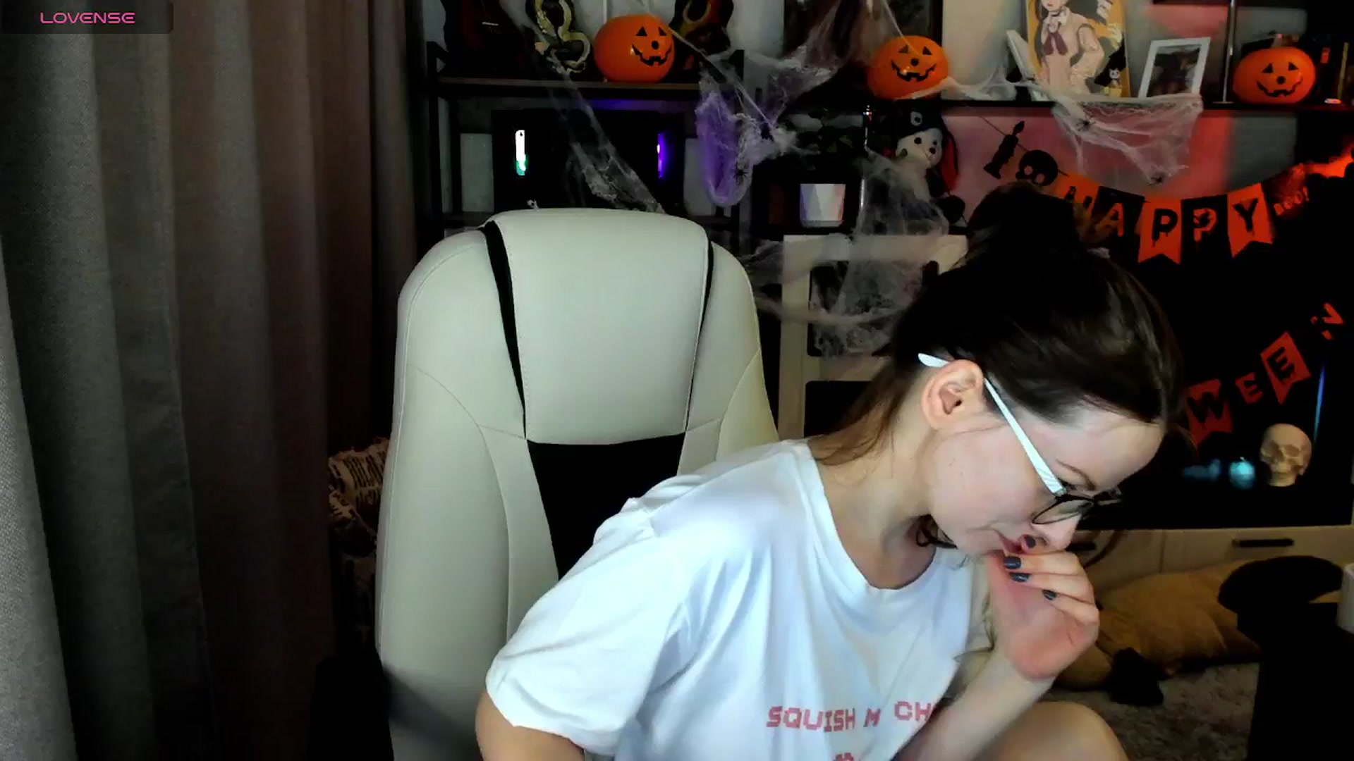 Gallery image thumbnail from MewTwo's myfreecams stream on, 10/27/2025, 24:48 image 15 of 20