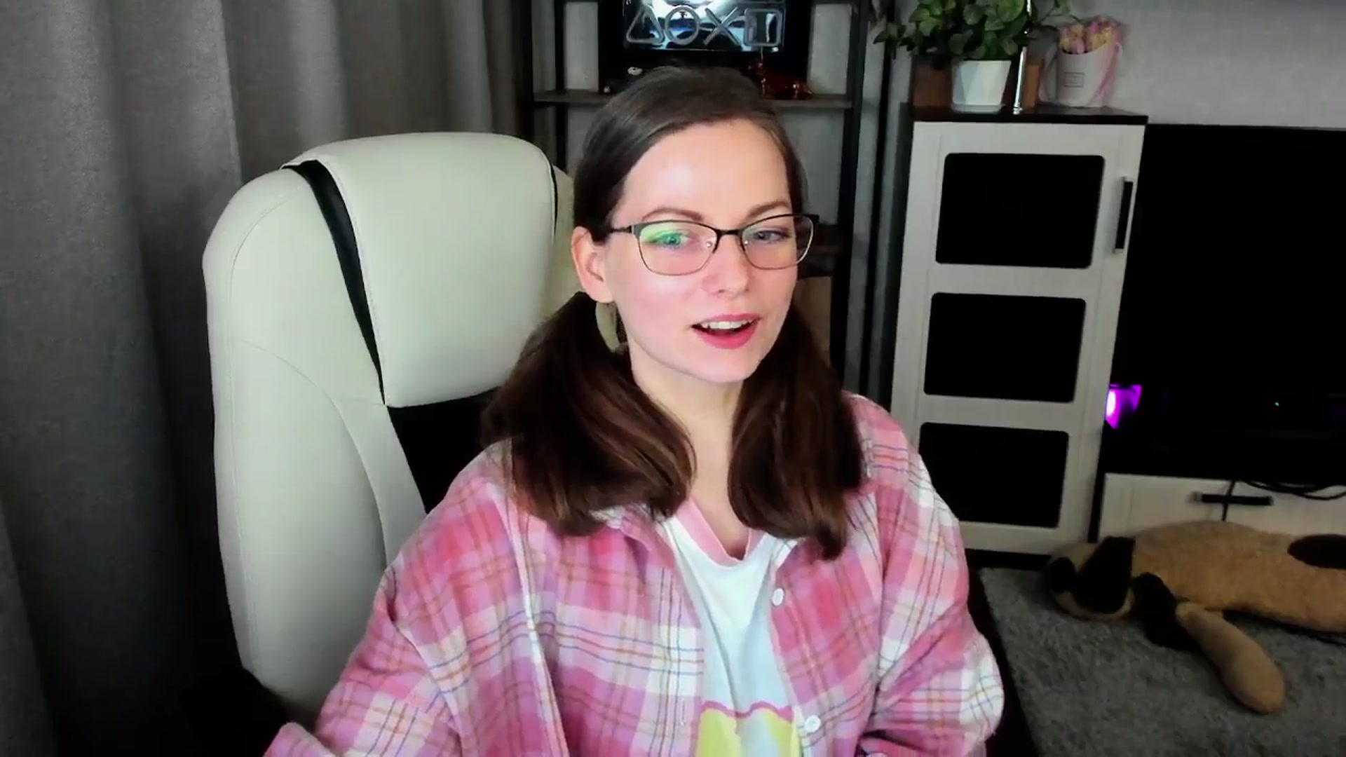 Gallery image thumbnail from MewTwo's myfreecams stream on, 04/21/2026, 22:26 image 6 of 20