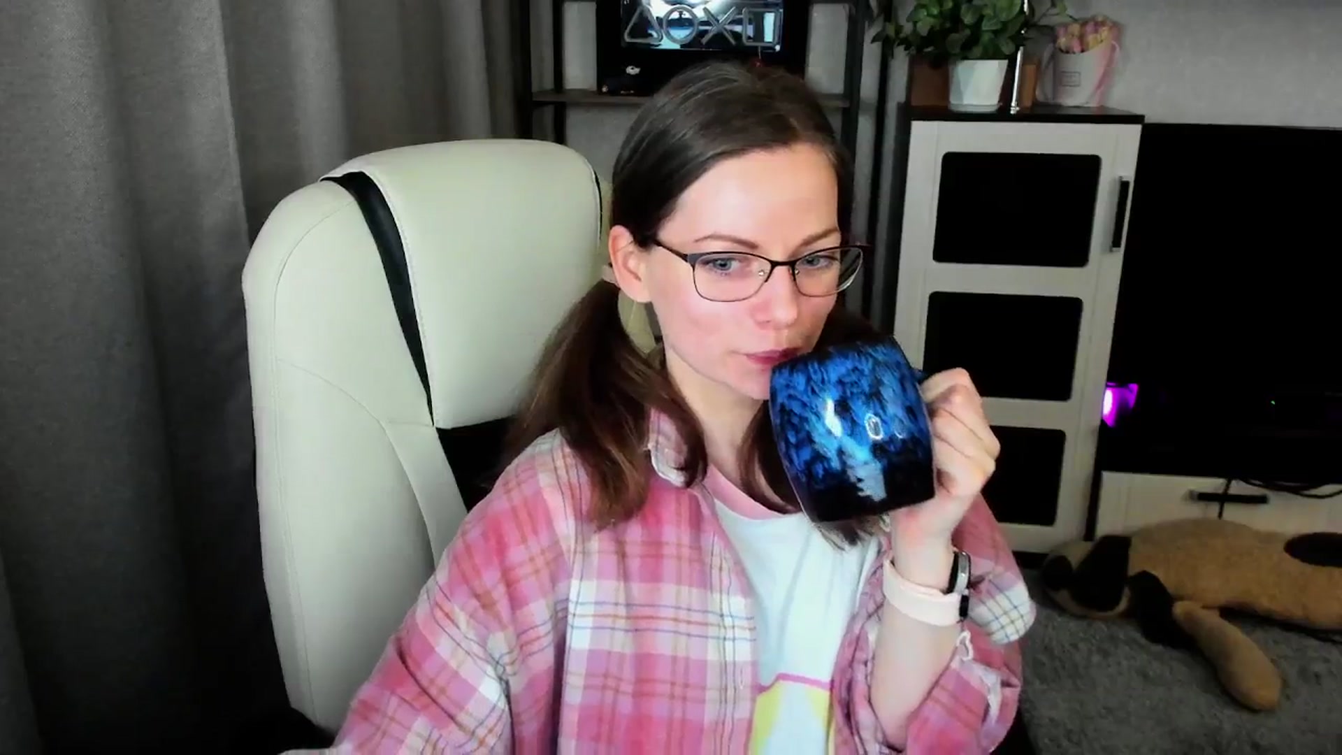 Gallery image thumbnail from MewTwo's myfreecams stream on, 04/21/2026, 22:26 image 16 of 20