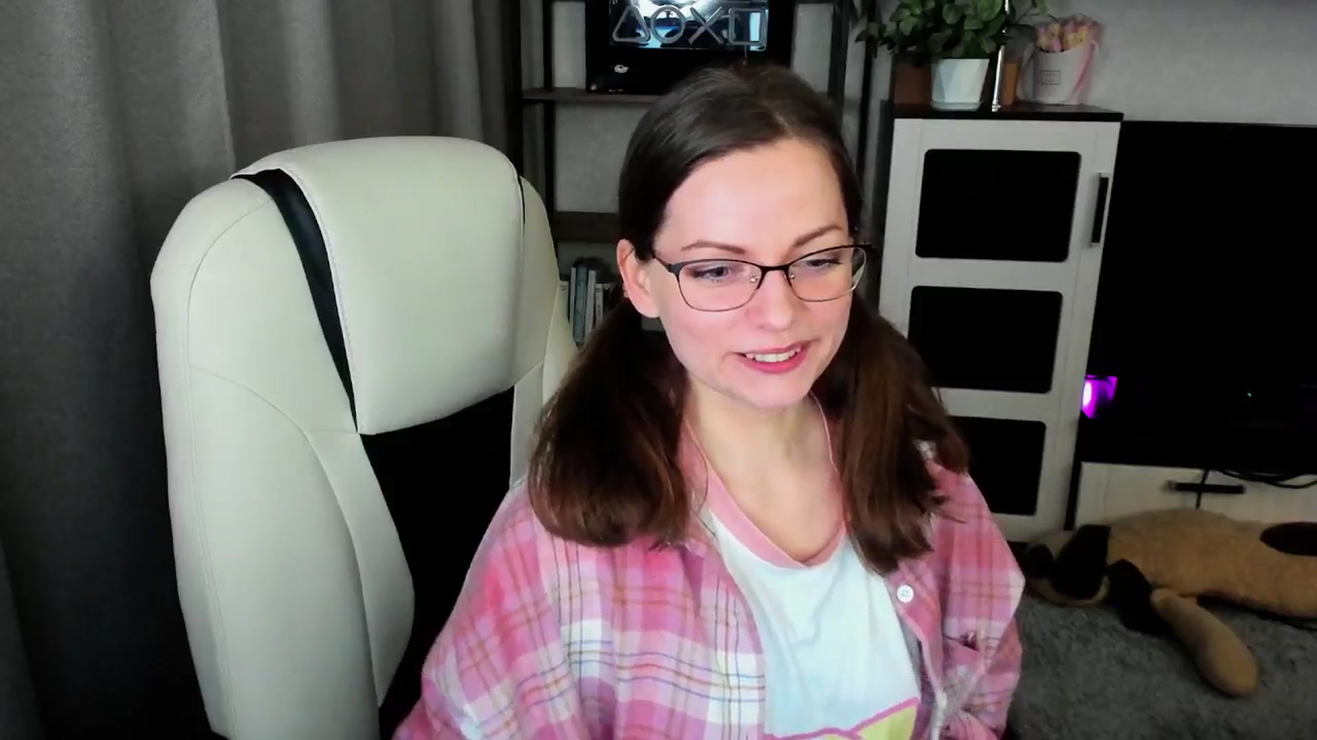 Gallery image thumbnail from MewTwo's myfreecams stream on, 04/21/2026, 22:26 image 11 of 20