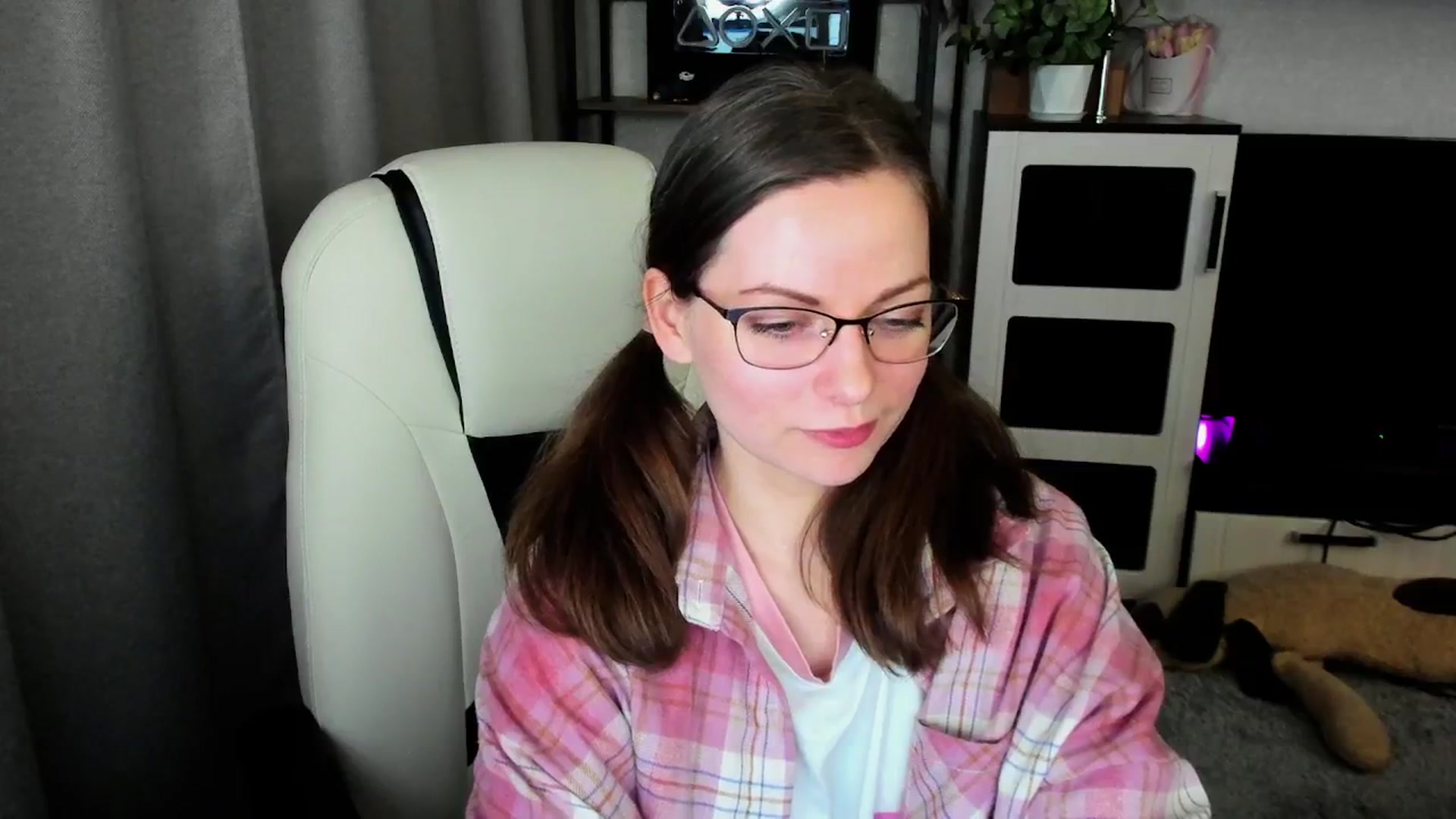 Gallery image thumbnail from MewTwo's myfreecams stream on, 04/21/2026, 22:26 image 12 of 20
