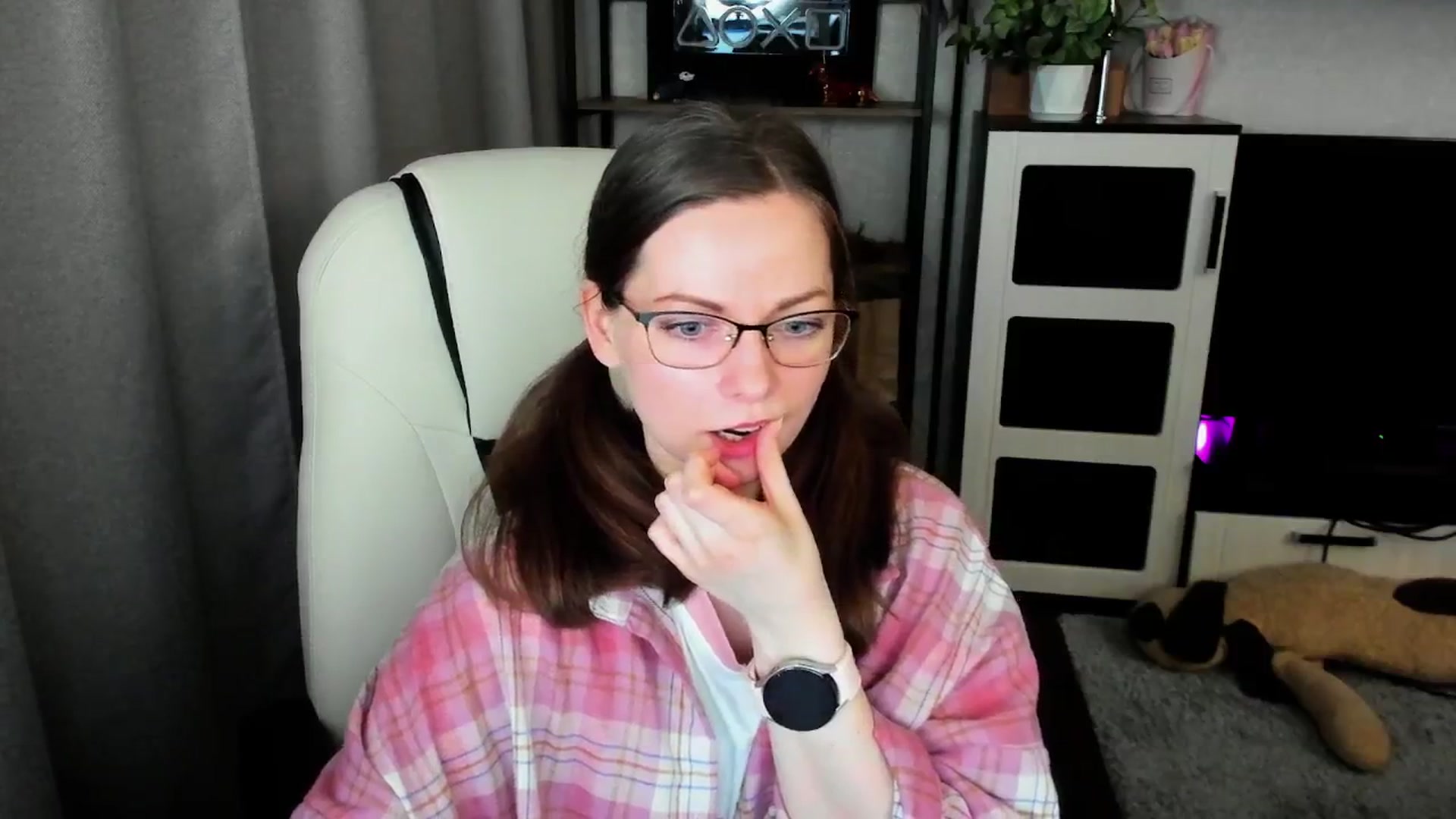 Gallery image thumbnail from MewTwo's myfreecams stream on, 04/21/2026, 22:26 image 7 of 20
