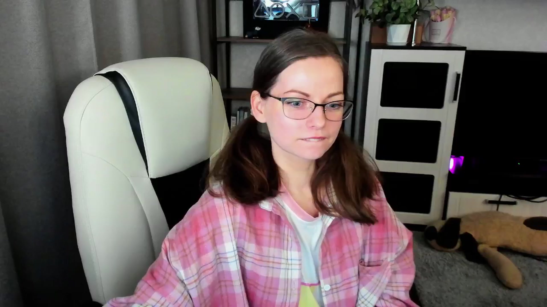 Gallery image thumbnail from MewTwo's myfreecams stream on, 04/21/2026, 22:26 image 4 of 20
